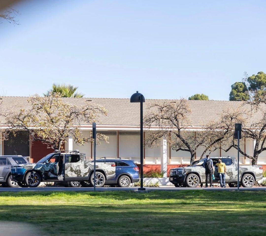 Rivian R1T R1S R1T validation prototype model spotted 140305082_471652360894418_1691658819777596328_n