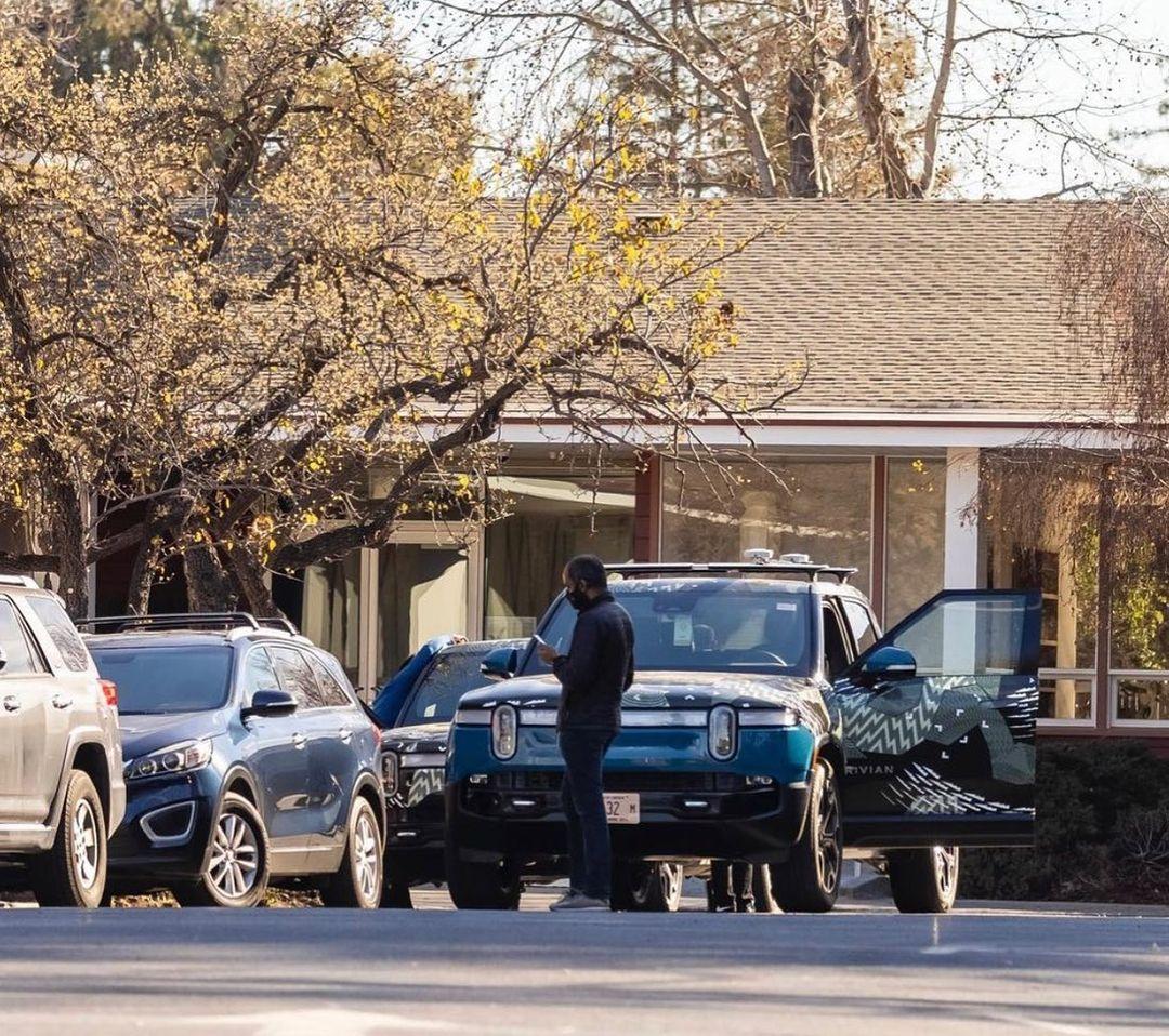 Rivian R1T R1S R1T validation prototype model spotted 139777359_436824670786833_8200998360008328550_n