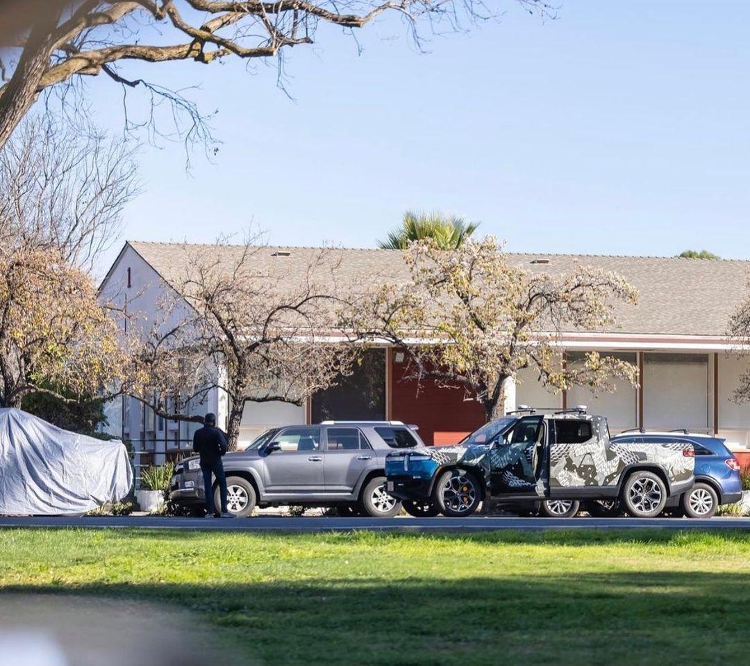 Rivian R1T R1S R1T validation prototype model spotted 139746688_916490802449284_8847943937590352715_n