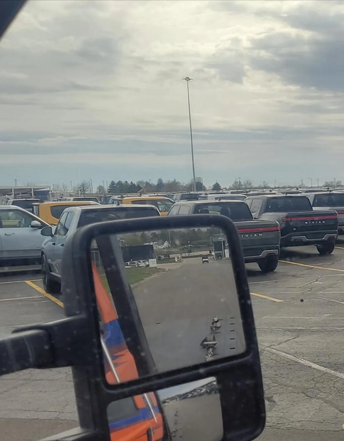 Rivian R1T R1S COMPASS YELLOW R1T Photos FF58A309-87A3-465C-BC3E-7EFFF02B5B60