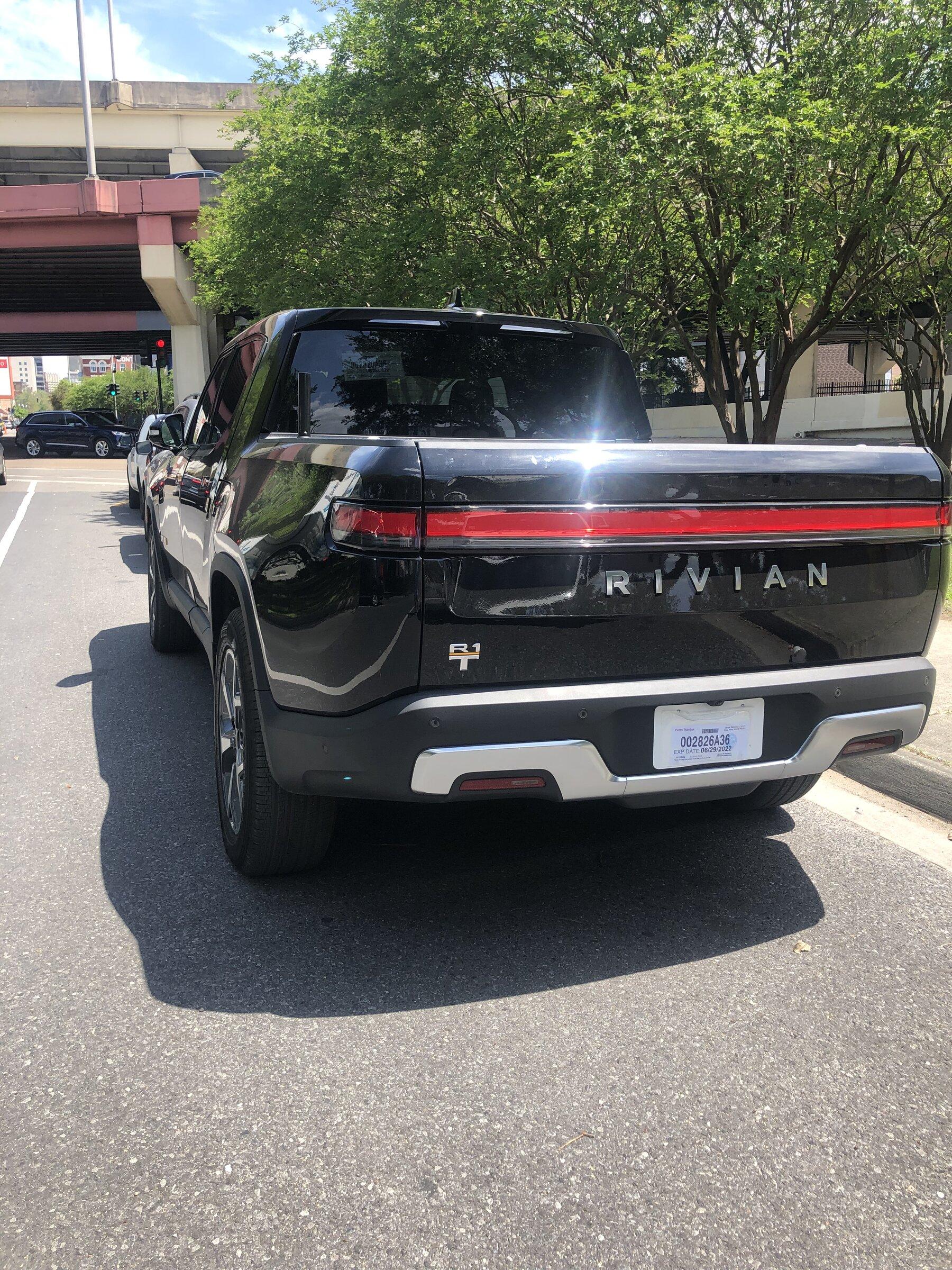 Rivian R1T R1S MIDNIGHT (Black) Rivian Photos 0E485B27-8DBE-4881-8565-1BD534EAFA3F