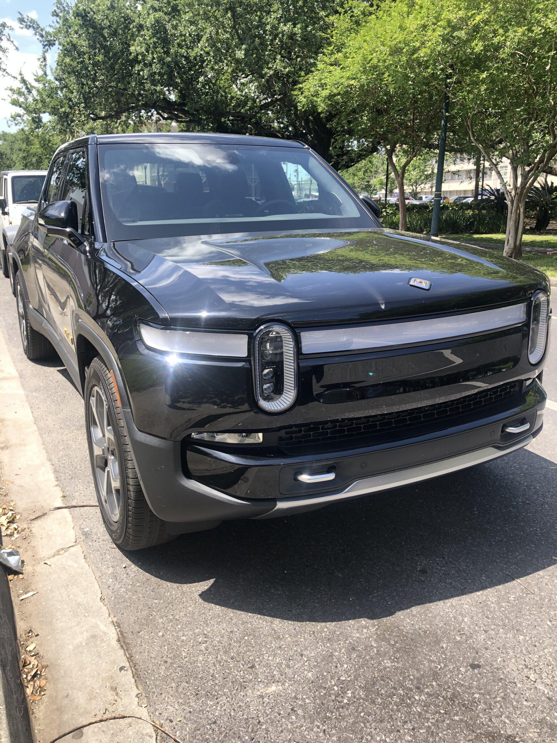 Rivian R1T R1S MIDNIGHT (Black) Rivian Photos CEF2918F-B89C-4981-9713-9B06E7C09565