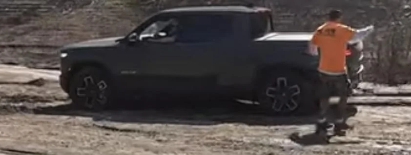 Rivian R1T R1S R1T gets pulled out of mud E745576E-32C8-44F6-93F5-FCE998DB2A67
