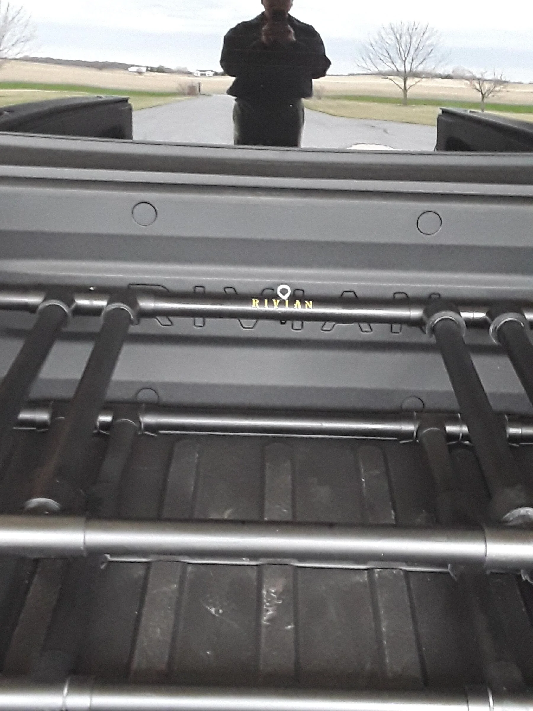 Rivian R1T R1S 1up rack fitment on bed crossbars 20220430_093150