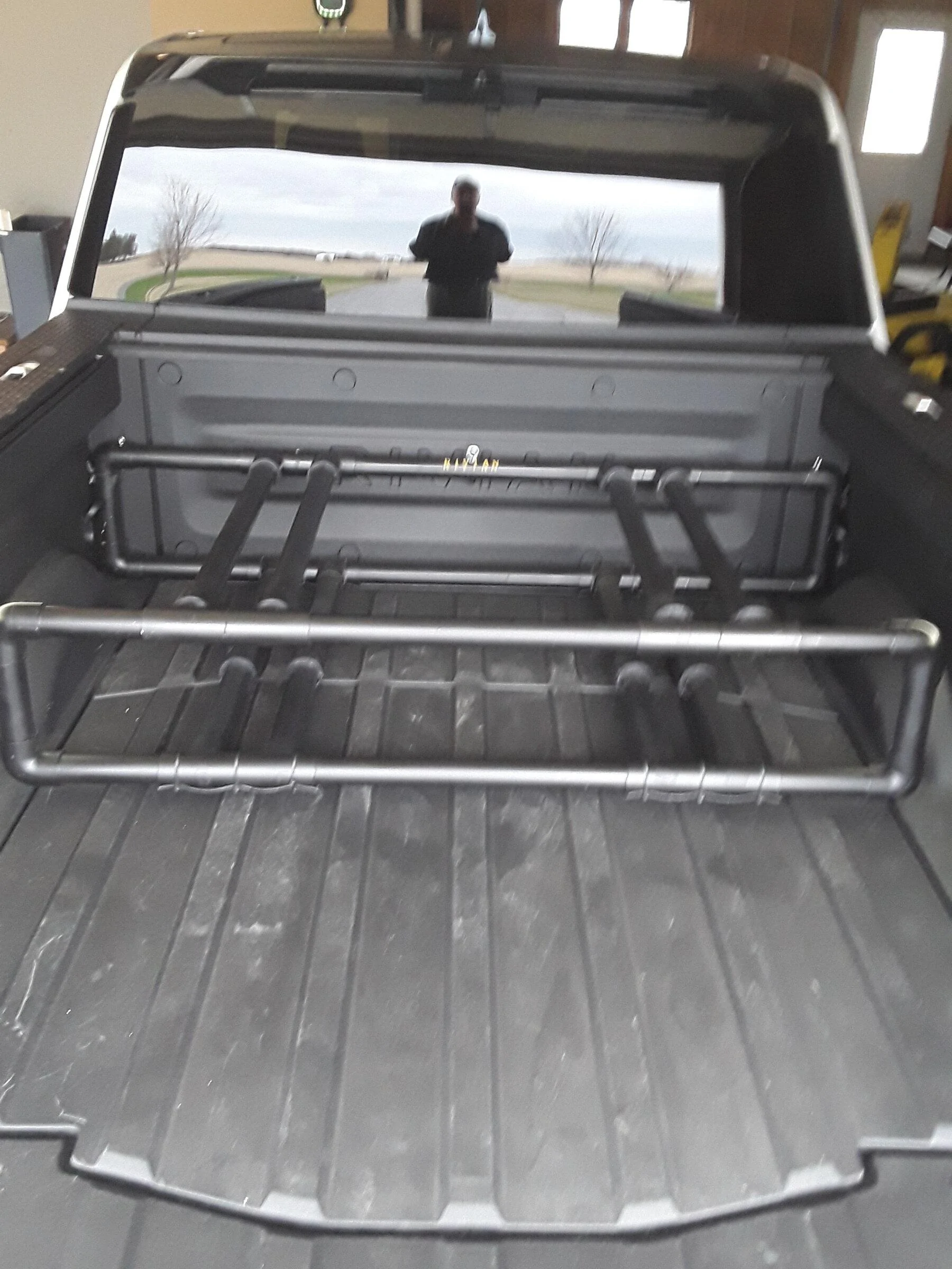 Rivian R1T R1S 1up rack fitment on bed crossbars 20220430_093028