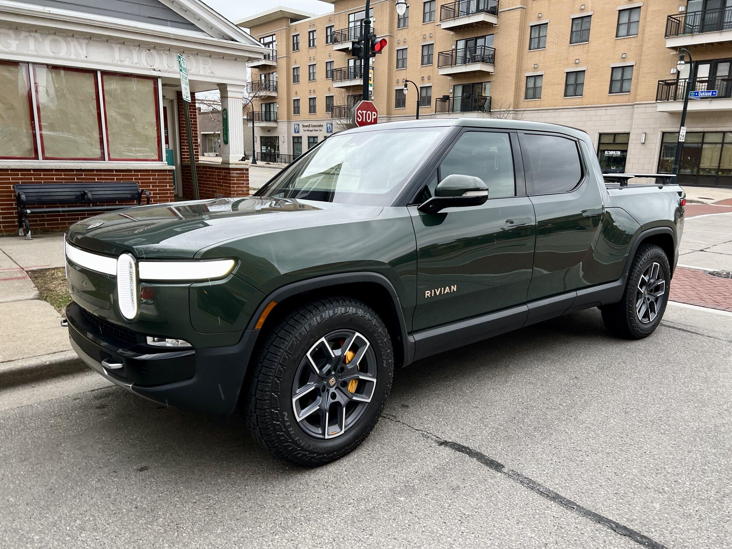 Rivian R1T R1S FOREST GREEN R1T Photos DF661ED6-ACAE-4F34-86AB-F560F7E724E2