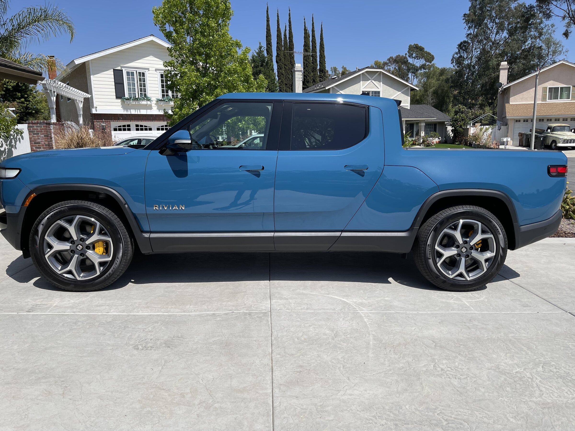 Rivian R1T R1S Removing 21" wheel aero covers + 3d printed hub cap = clean, easy IMG_1250