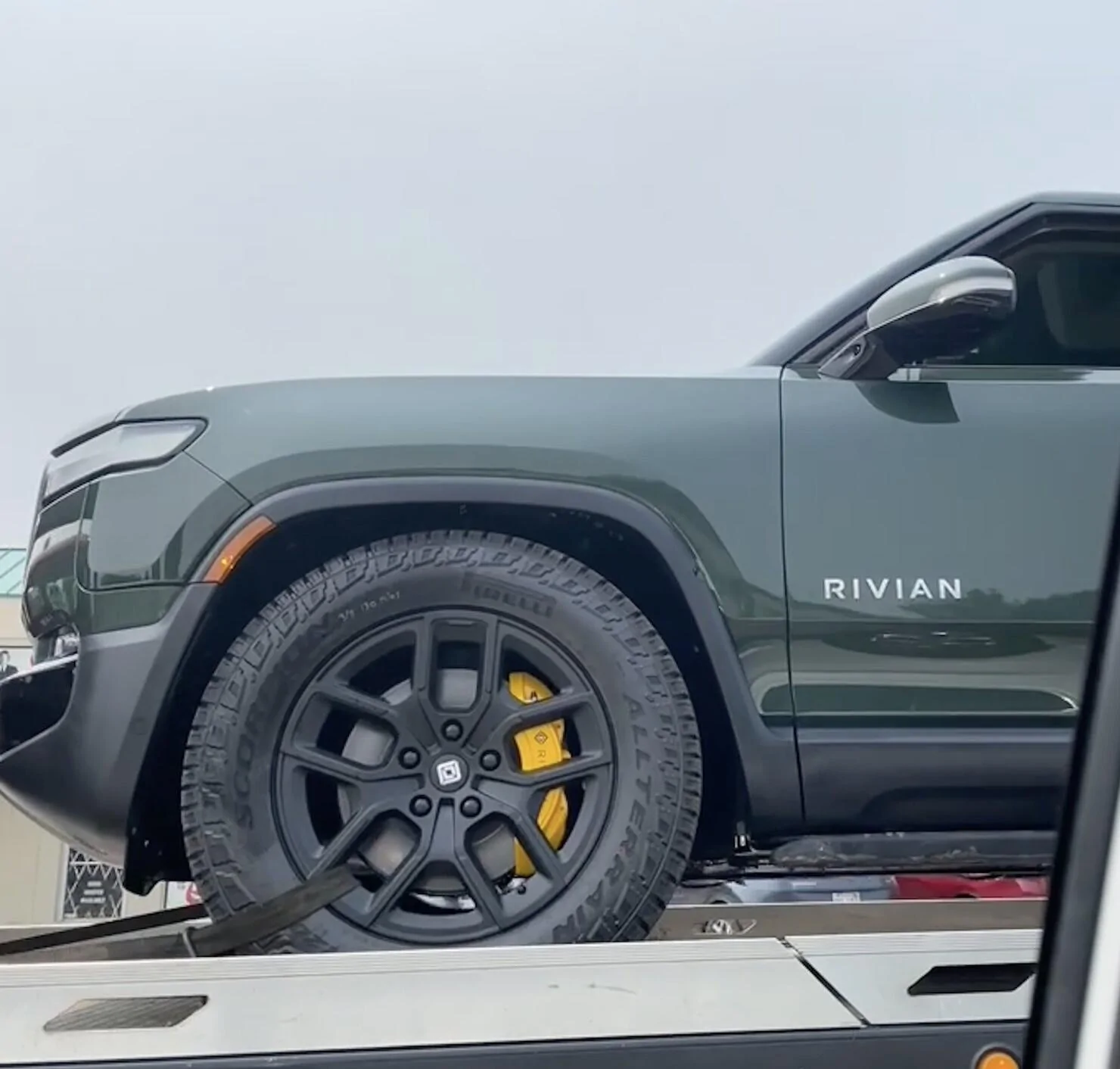 Rivian R1T R1S FOREST GREEN R1T Photos 62491BF9-EE72-4E43-BB77-94BD72511209