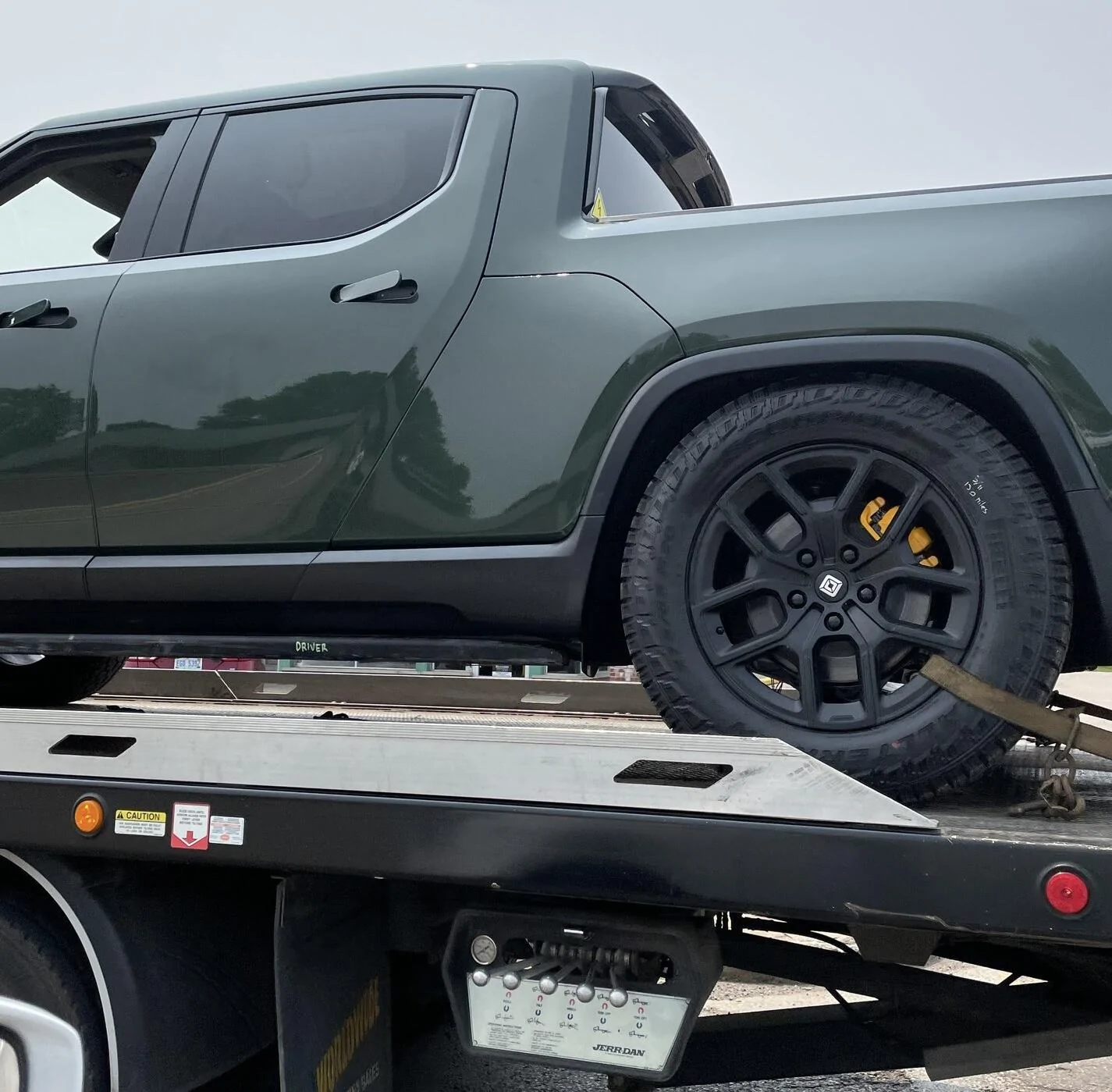 Rivian R1T R1S FOREST GREEN R1T Photos B9B12960-FCE2-4656-BF6D-93C2E54DFDD3
