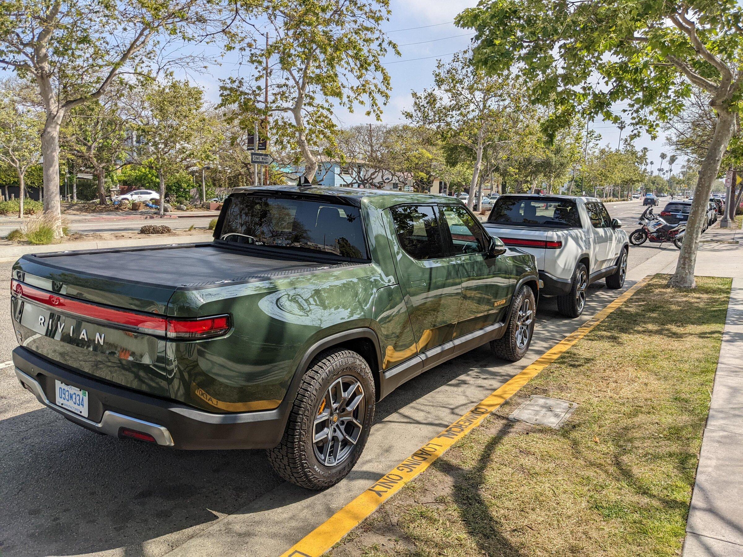 Rivian R1T R1S FOREST GREEN R1T Photos 1651443663911