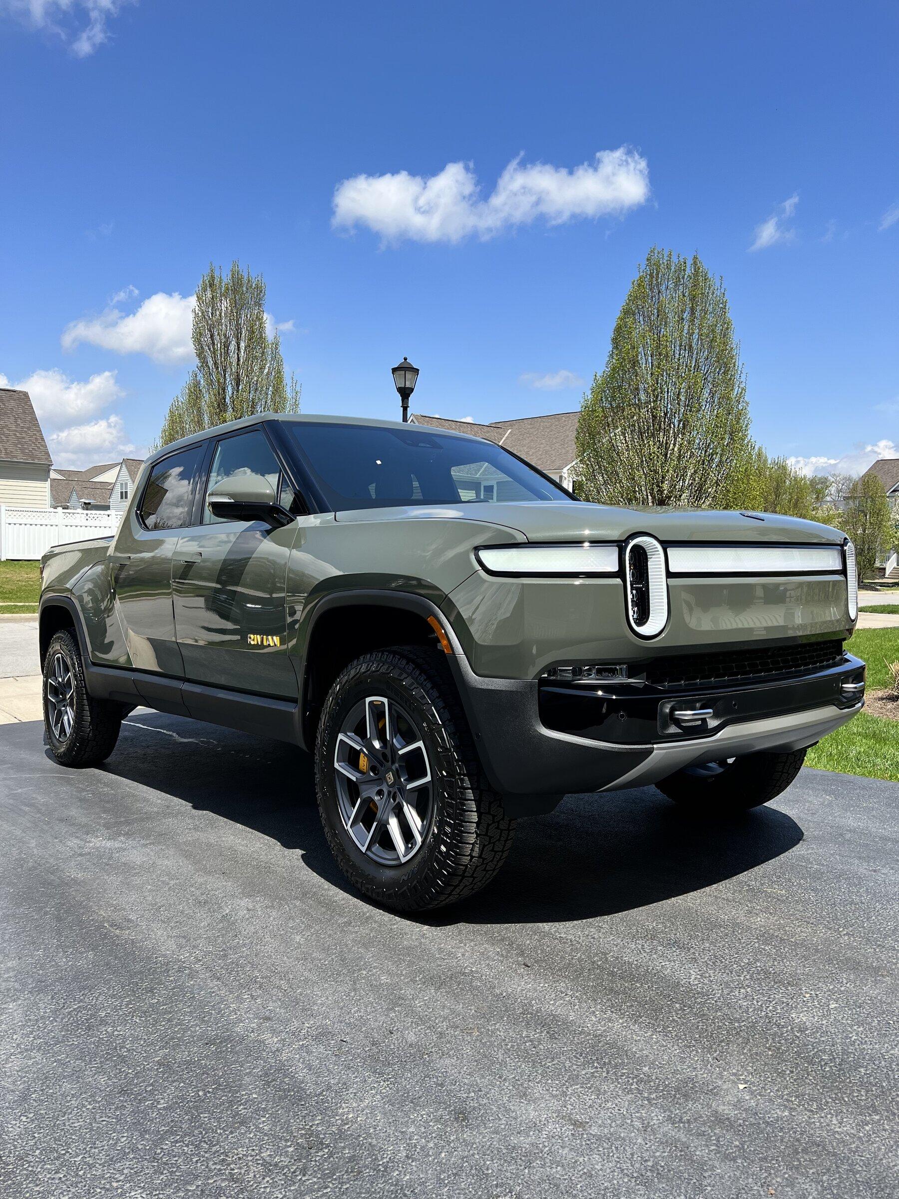 Rivian R1T R1S LAUNCH GREEN R1T Photos 79F1AD92-2C9E-4ED0-A622-7168A74CC273