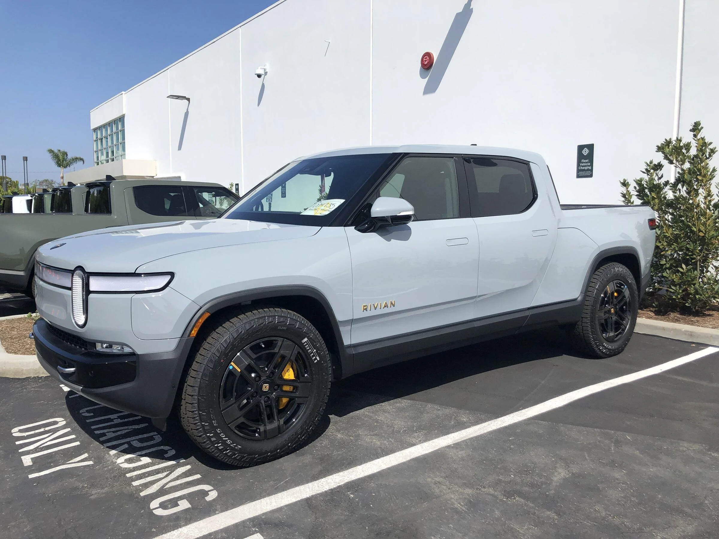 Rivian R1T R1S A Look Around Costa Mesa Rivian Service Center 5/1 - Showing All Production Colors D837F235-44FE-4923-8E59-59430A252832