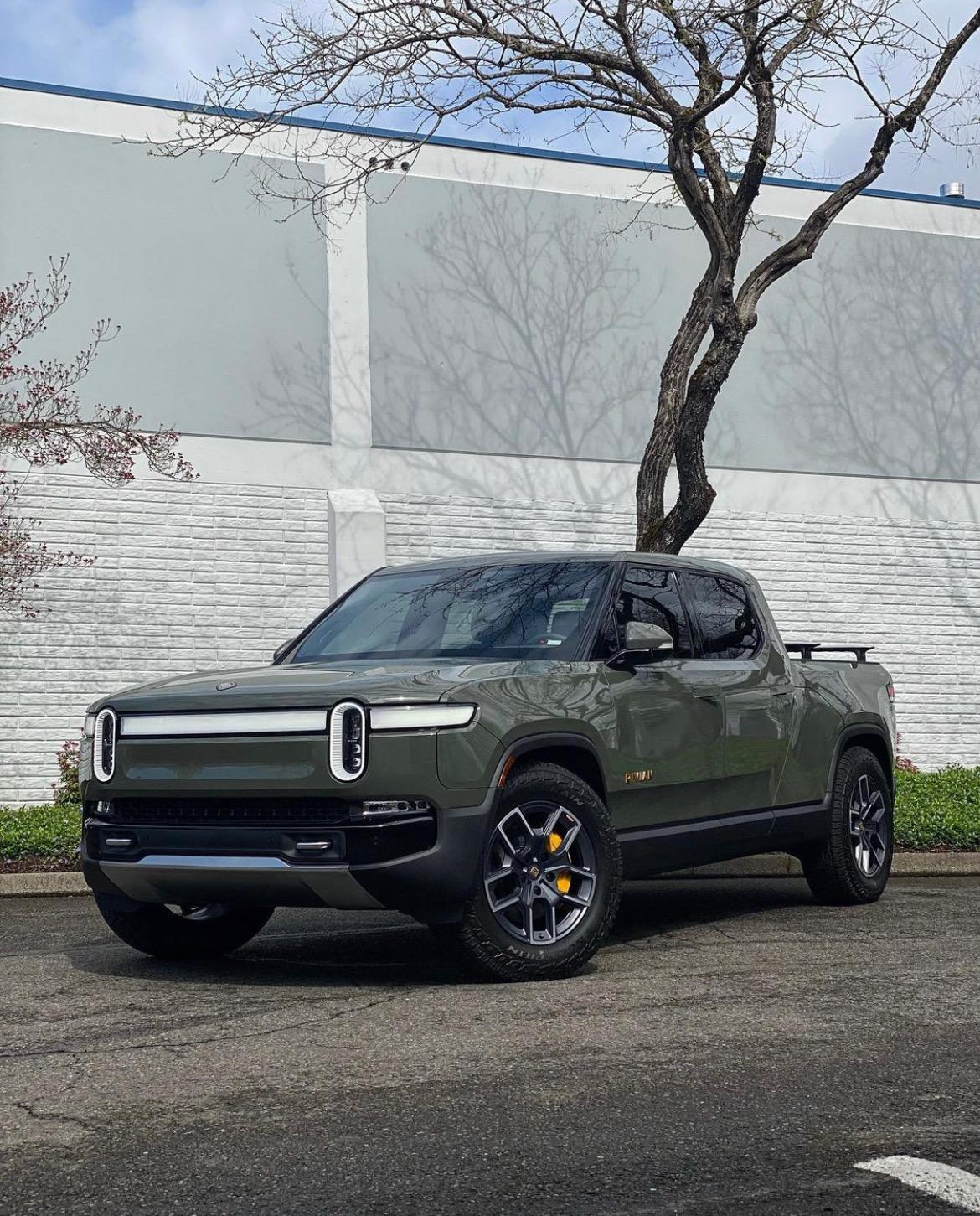 Rivian R1T R1S LAUNCH GREEN R1T Photos FD982380-6A8A-4A52-B647-E67C2A7EEA2F