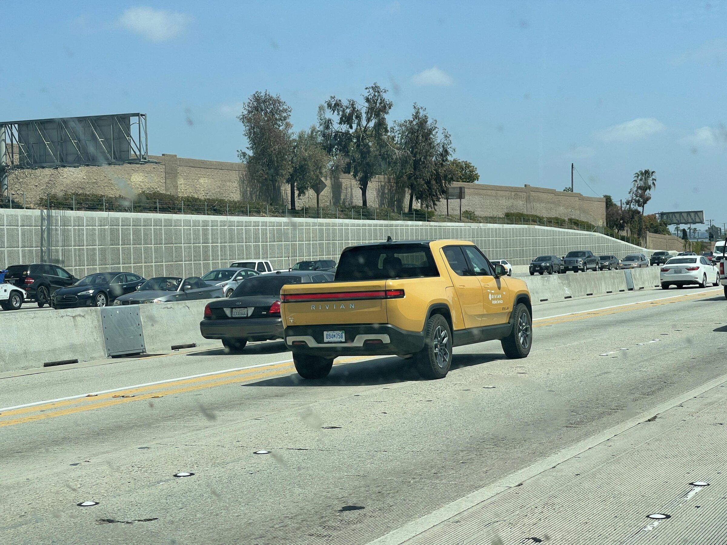 Rivian R1T R1S COMPASS YELLOW R1T Photos k35zpful15x81
