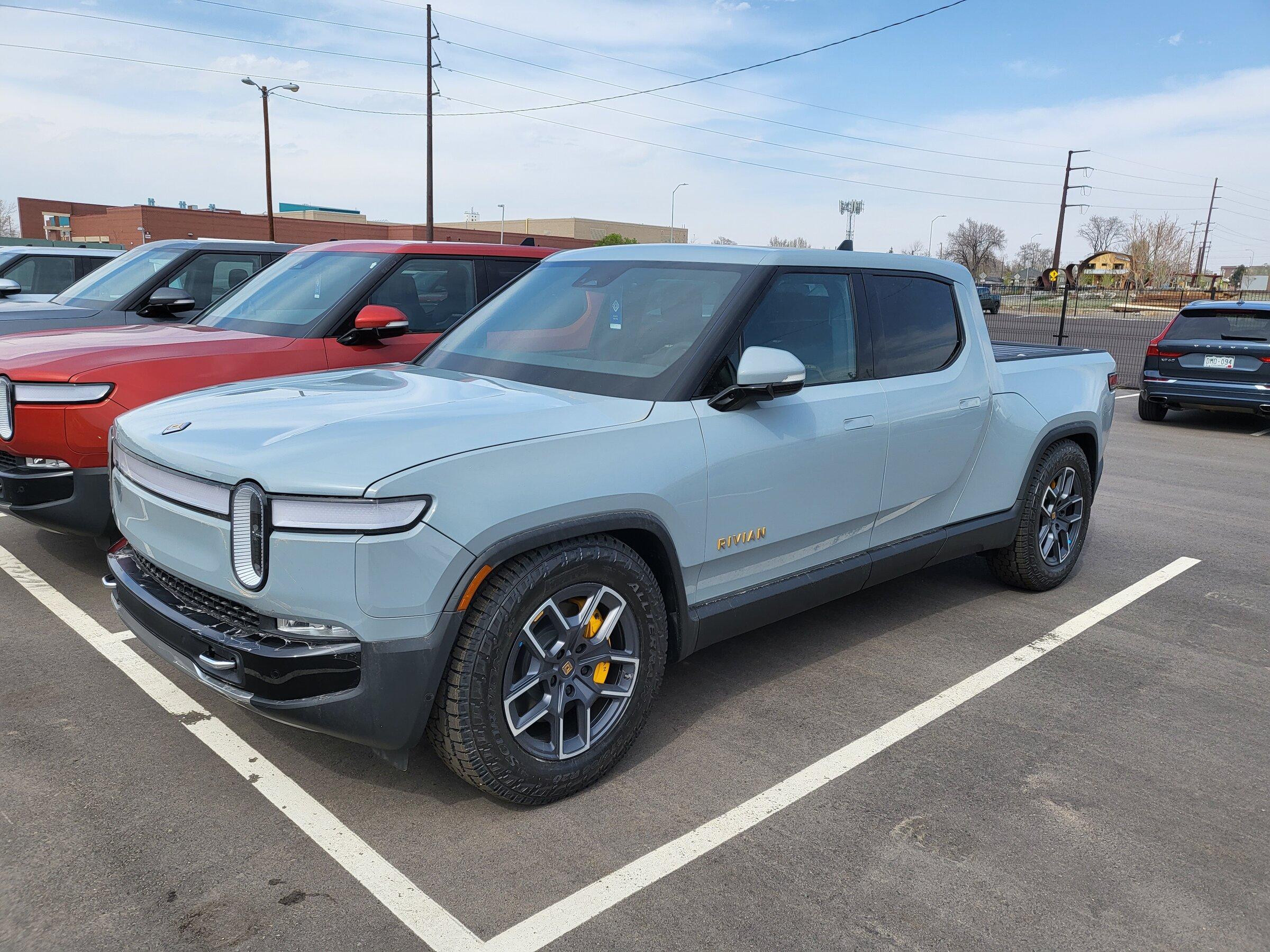 Rivian R1T R1S LIMESTONE R1T Photos 20220503_154758