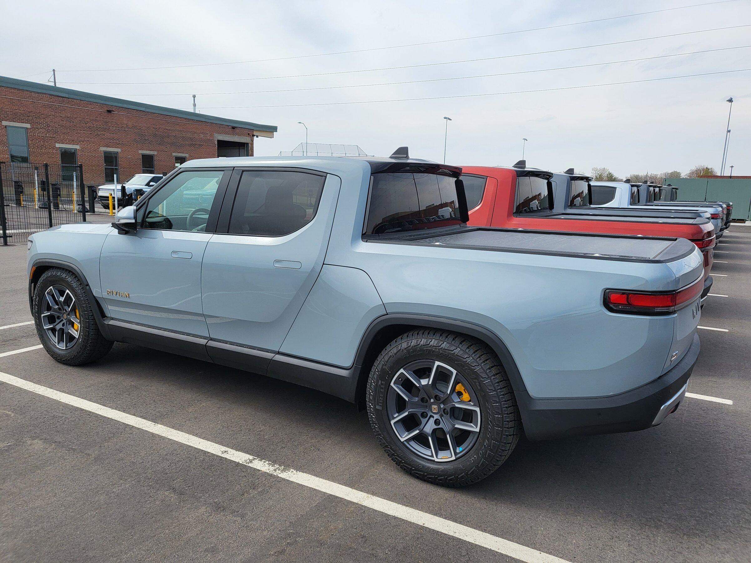 Rivian R1T R1S LIMESTONE R1T Photos 20220503_154745