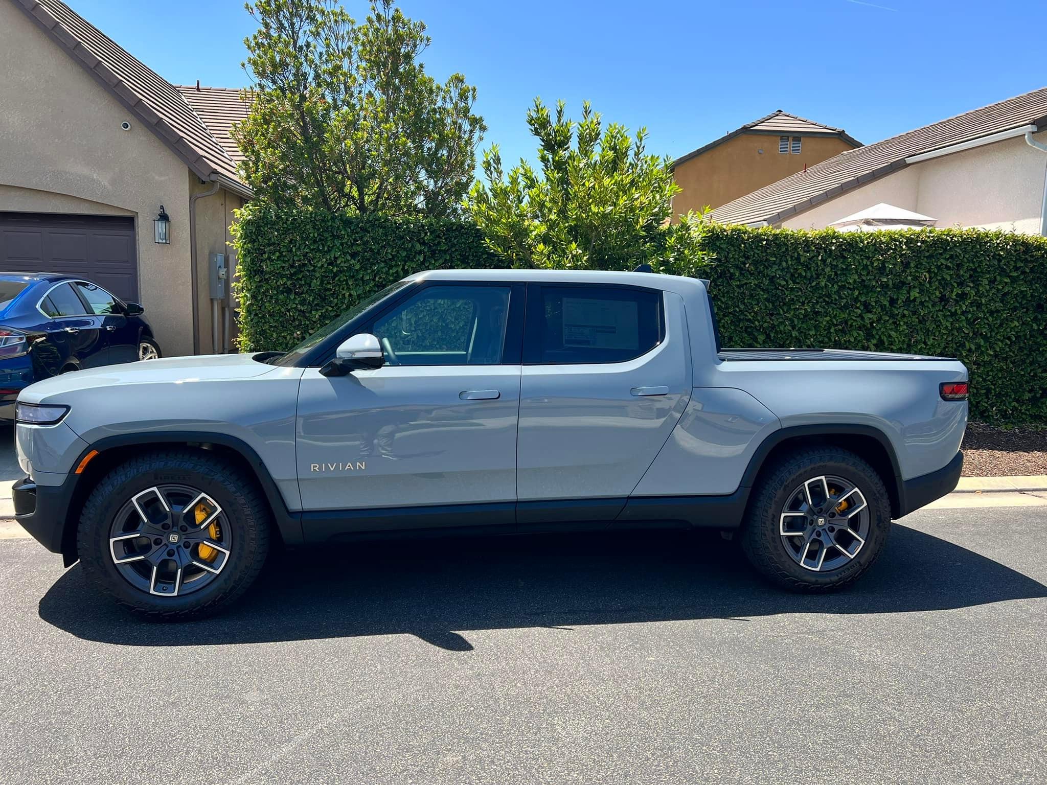 Rivian R1T R1S LIMESTONE R1T Photos Limestone Rivian R1T photo 3