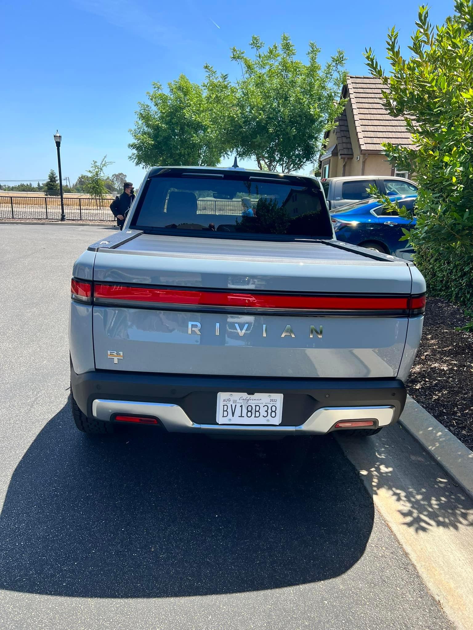 Rivian R1T R1S LIMESTONE R1T Photos Limestone Rivian R1T photo 2