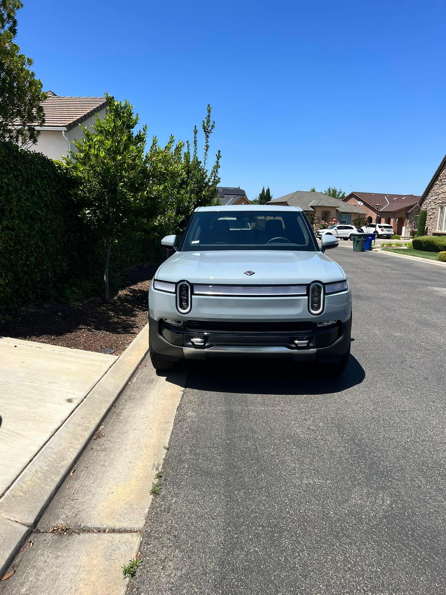 Rivian R1T R1S LIMESTONE R1T Photos Limestone Rivian R1T photo 4