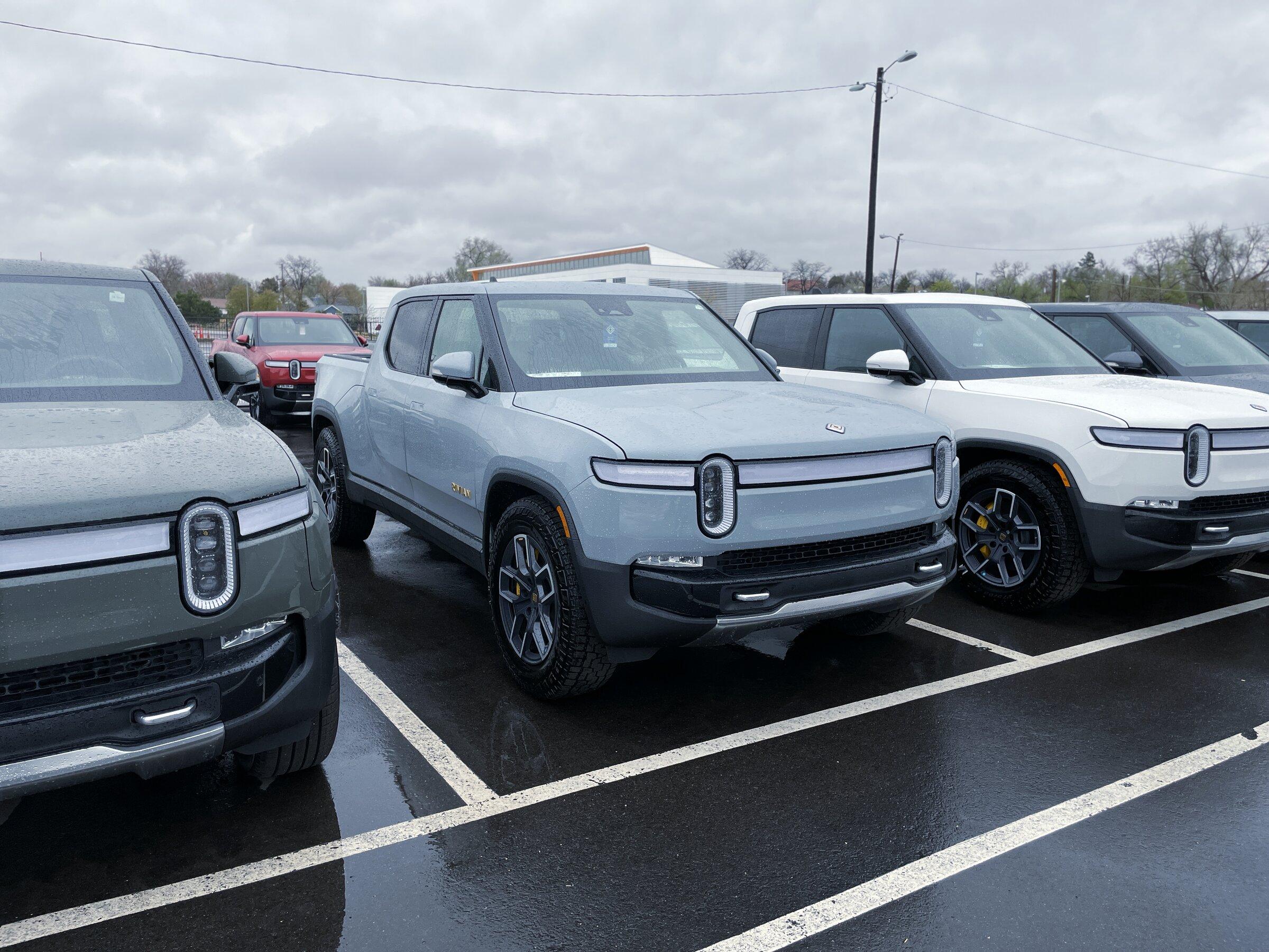 Rivian R1T R1S LIMESTONE R1T Photos 4CF4F324-19F1-4491-B7C0-64DCD8FC1C60