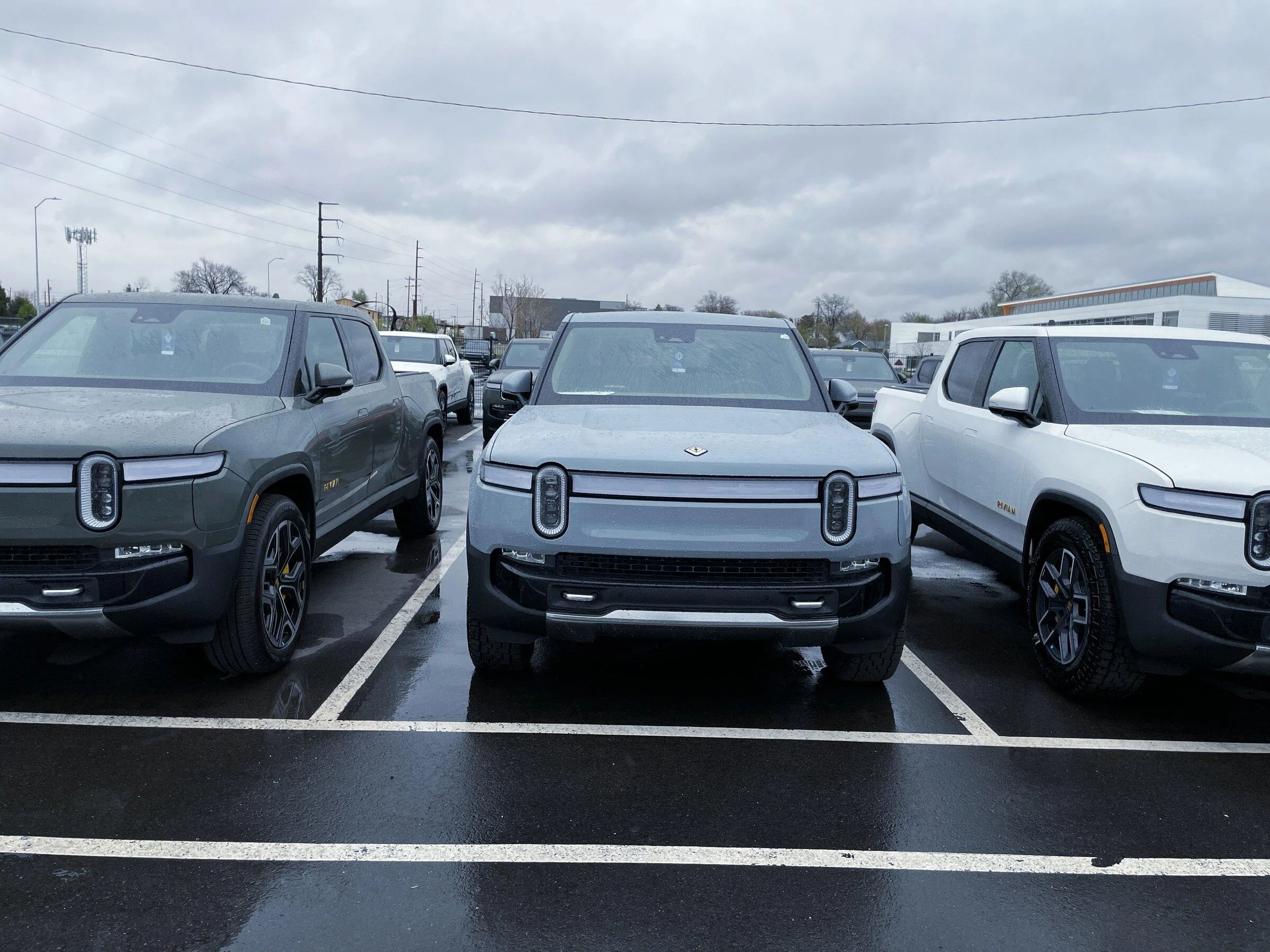 Rivian R1T R1S LIMESTONE R1T Photos C0766E5B-2AFE-42EF-B930-A57DDD780339
