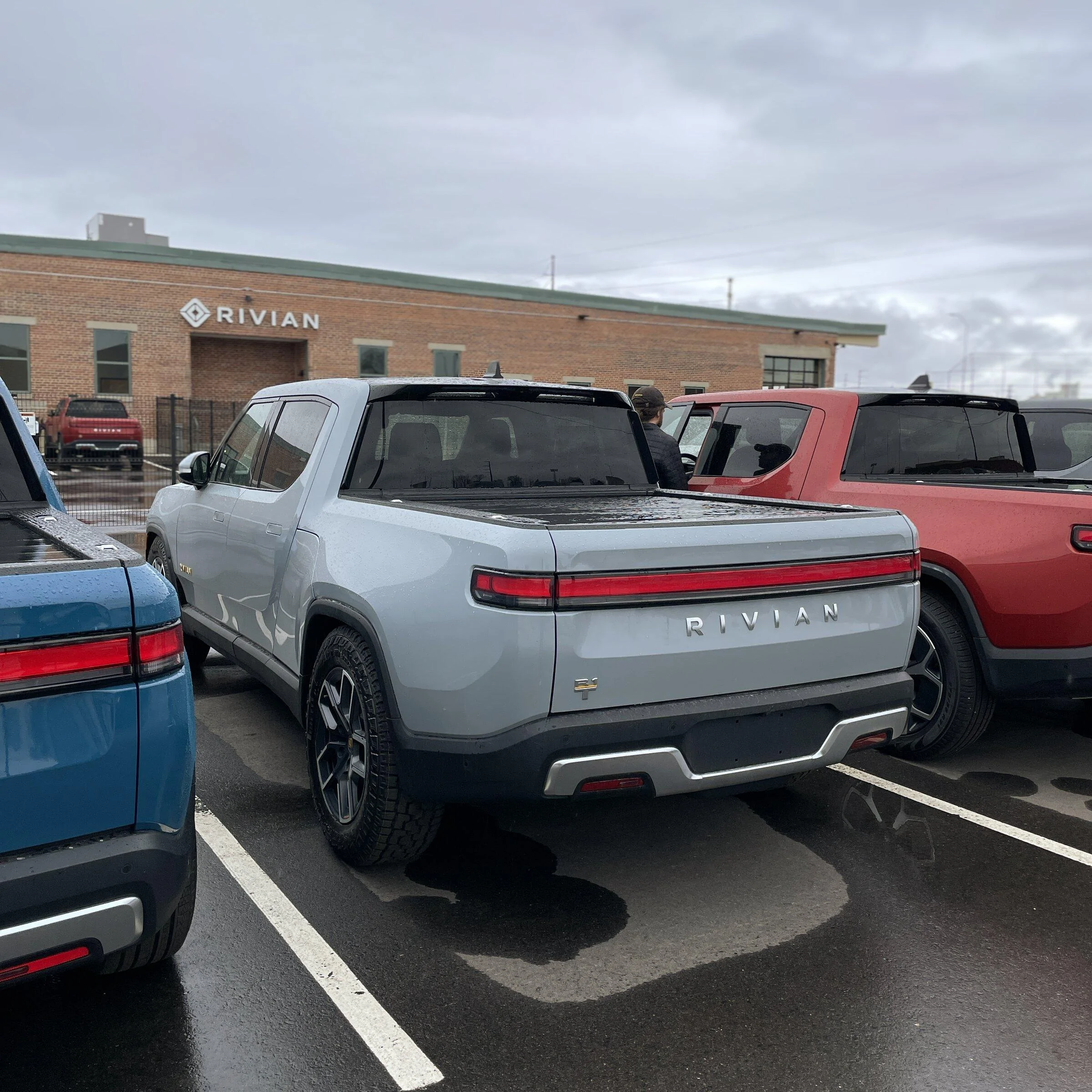 Rivian R1T R1S LIMESTONE R1T Photos 95B7AB83-5D72-4B28-907B-0A459A43F15A