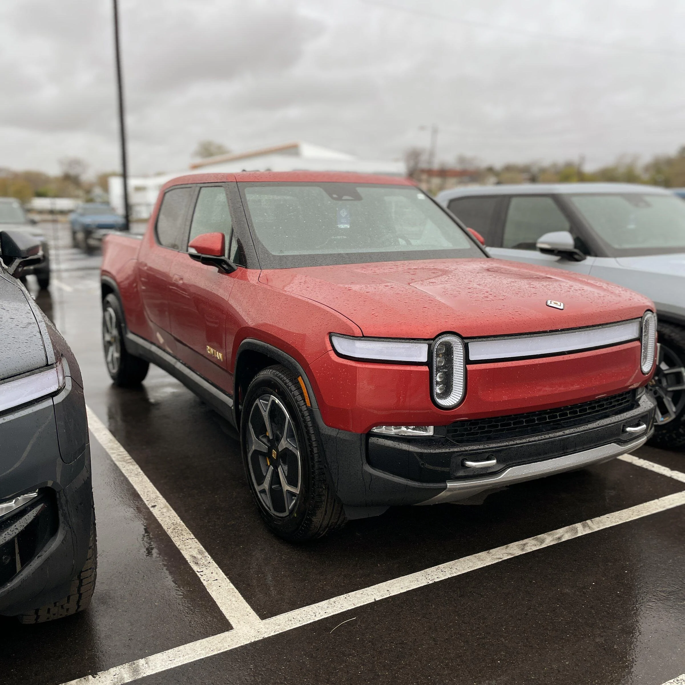 Rivian R1T R1S LIMESTONE R1T Photos AC7165DA-6AF7-4C72-95BB-339347B218CE