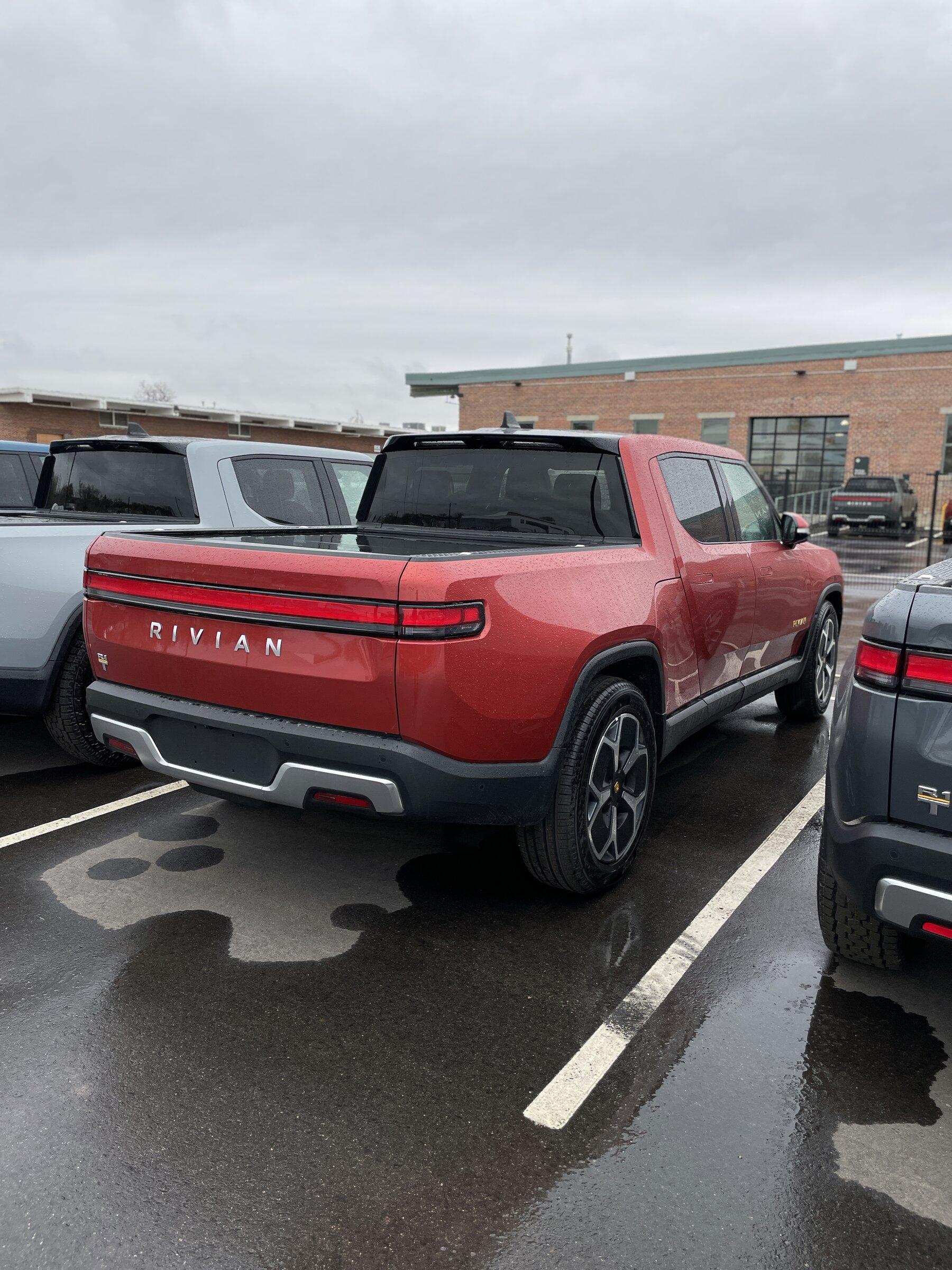 Rivian R1T R1S LIMESTONE R1T Photos ECFAED52-D70E-406E-9190-D0195AA6EB0D