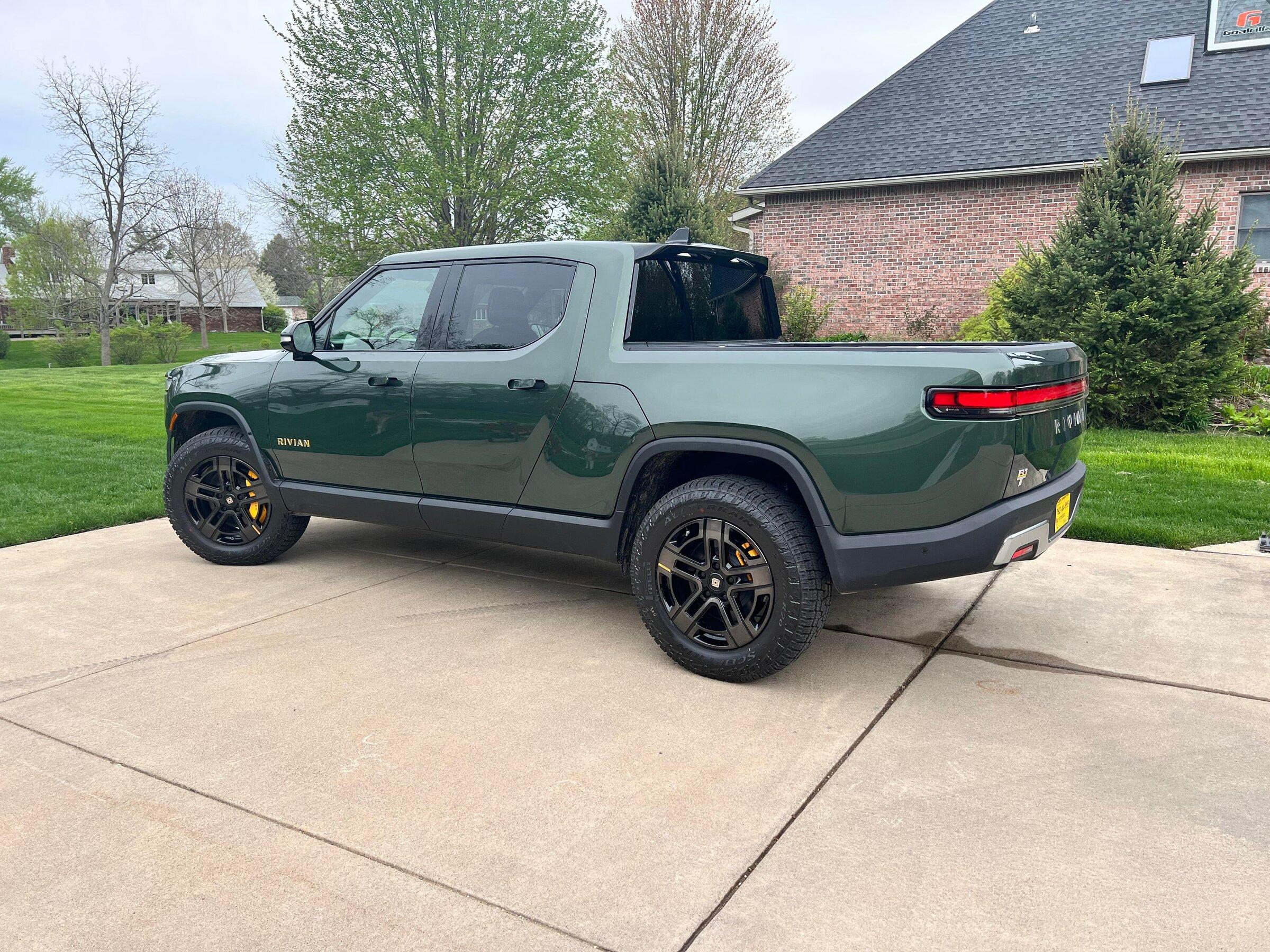 Rivian R1T R1S May/June Deliveries Thread forest-edge-interior-rivian-r1t-delivered-1-