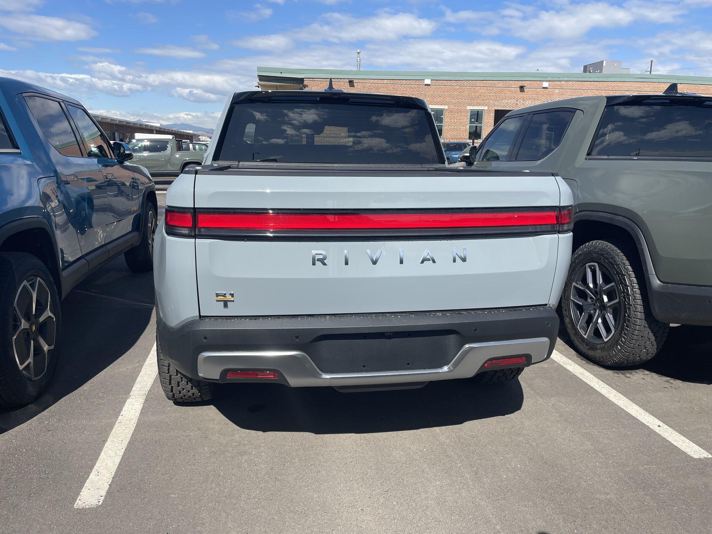 Rivian R1T R1S LIMESTONE R1T Photos D762FB47-3A4B-4D33-A1F0-CBC2A97601A6