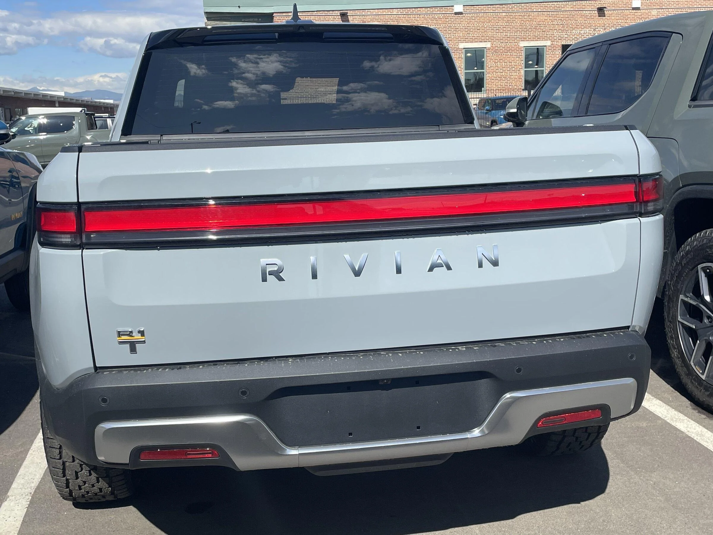Rivian R1T R1S LIMESTONE R1T Photos 3A3C5223-2B01-4D2D-8D27-57FD0E13B6D3