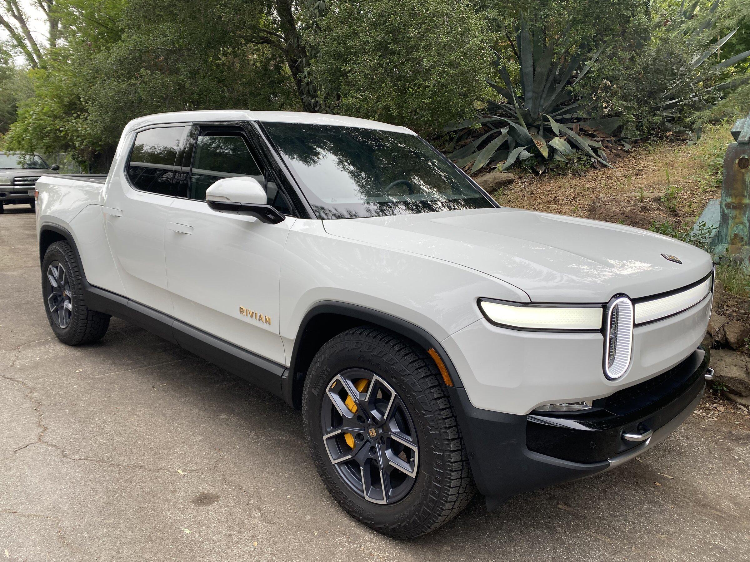 Rivian R1T R1S GLACIER WHITE R1T  Photos 390510A0-EB55-4561-A1F5-D8791ADA36DF