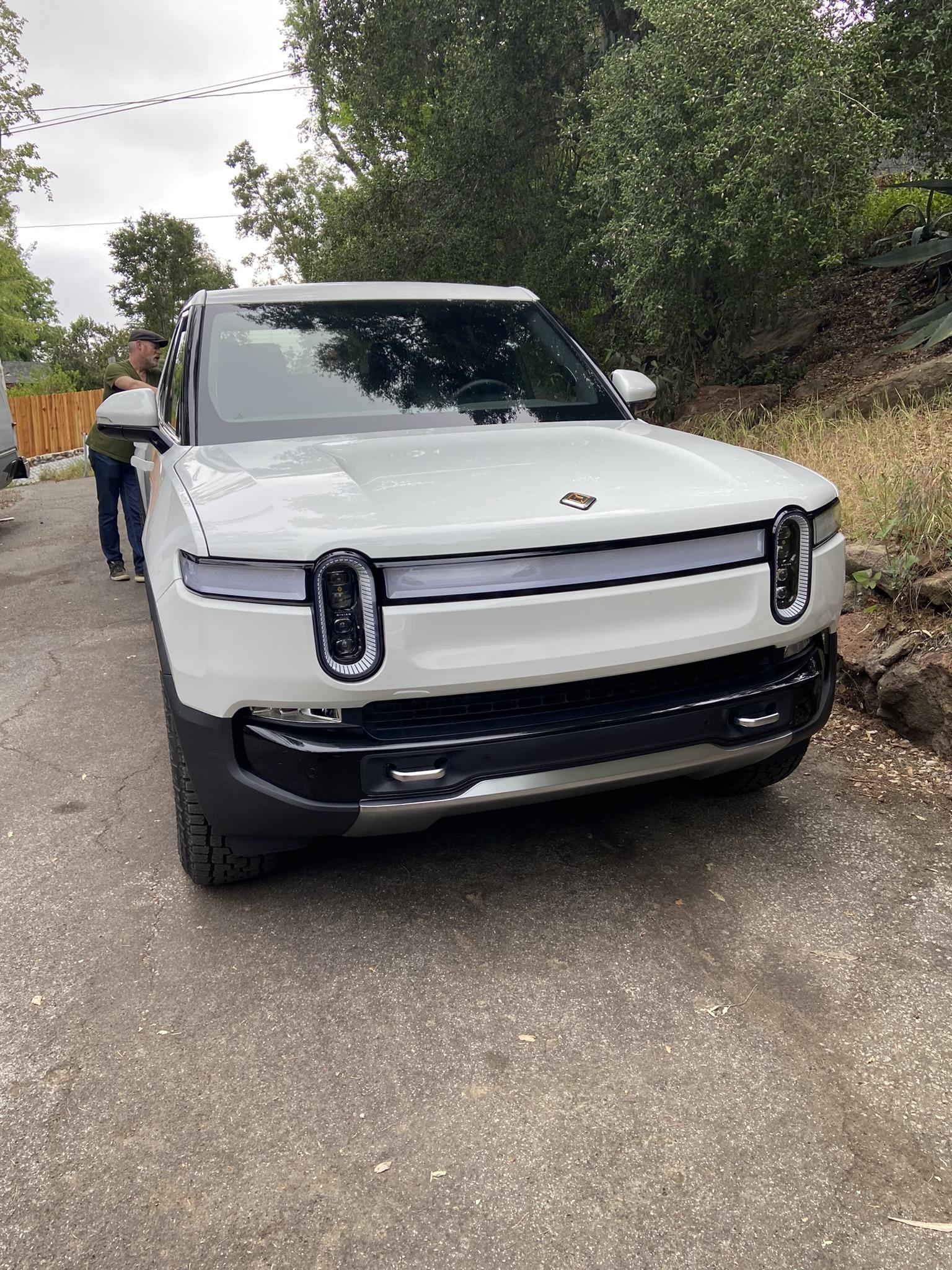 Rivian R1T R1S GLACIER WHITE R1T  Photos 4FD0D22A-41BE-4DAC-A4D5-6C3F116B3119