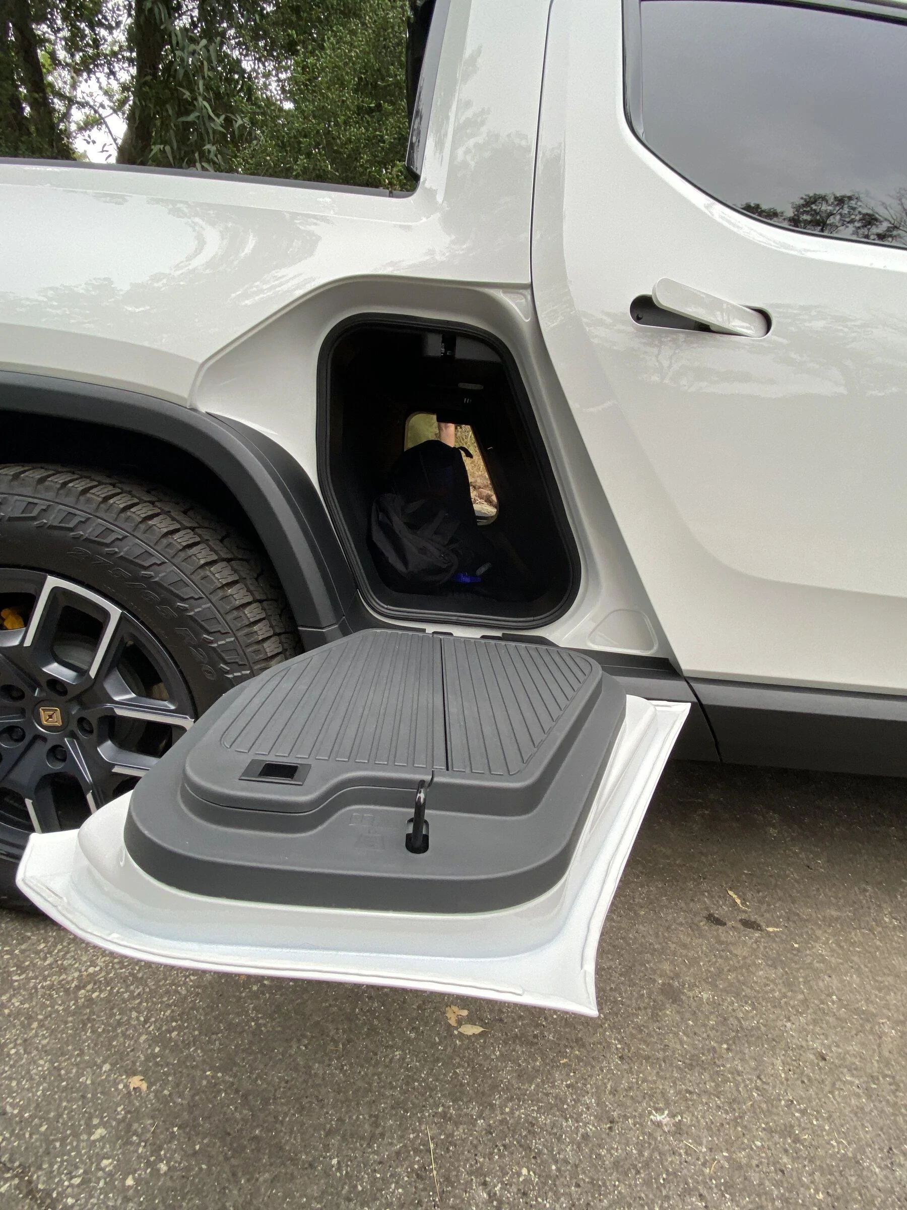 Rivian R1T R1S GLACIER WHITE R1T  Photos 41BF921F-DB36-4A9A-A203-7749CADFE856