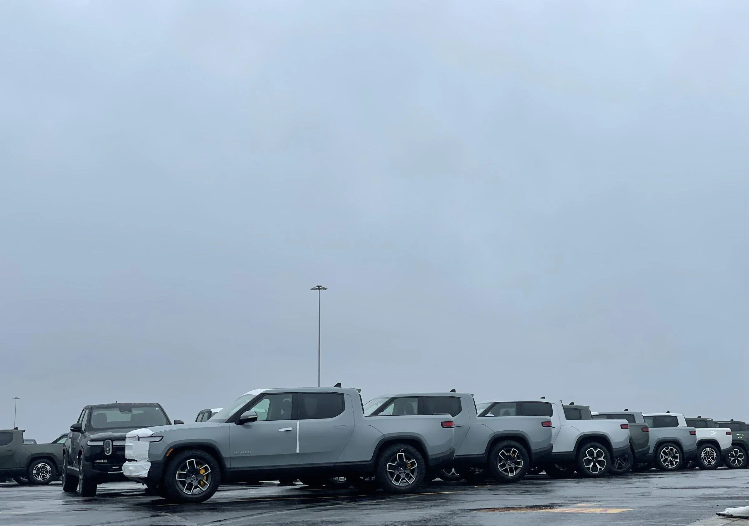 Rivian R1T R1S LIMESTONE R1T Photos tempImageD4ZWoH