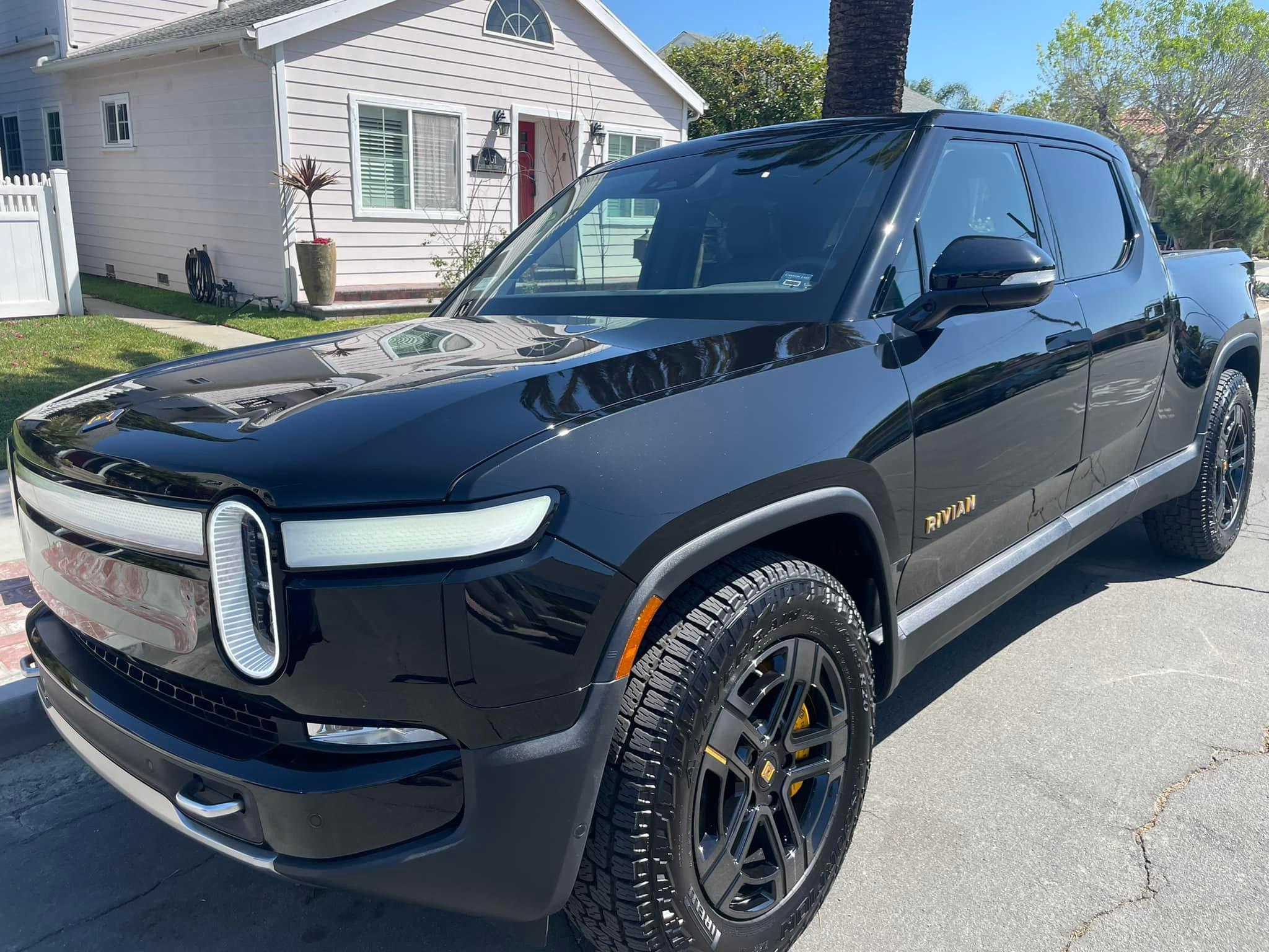 Rivian R1T R1S MIDNIGHT (Black) Rivian Photos 279421919_10227549821481125_7212096736578174687_n