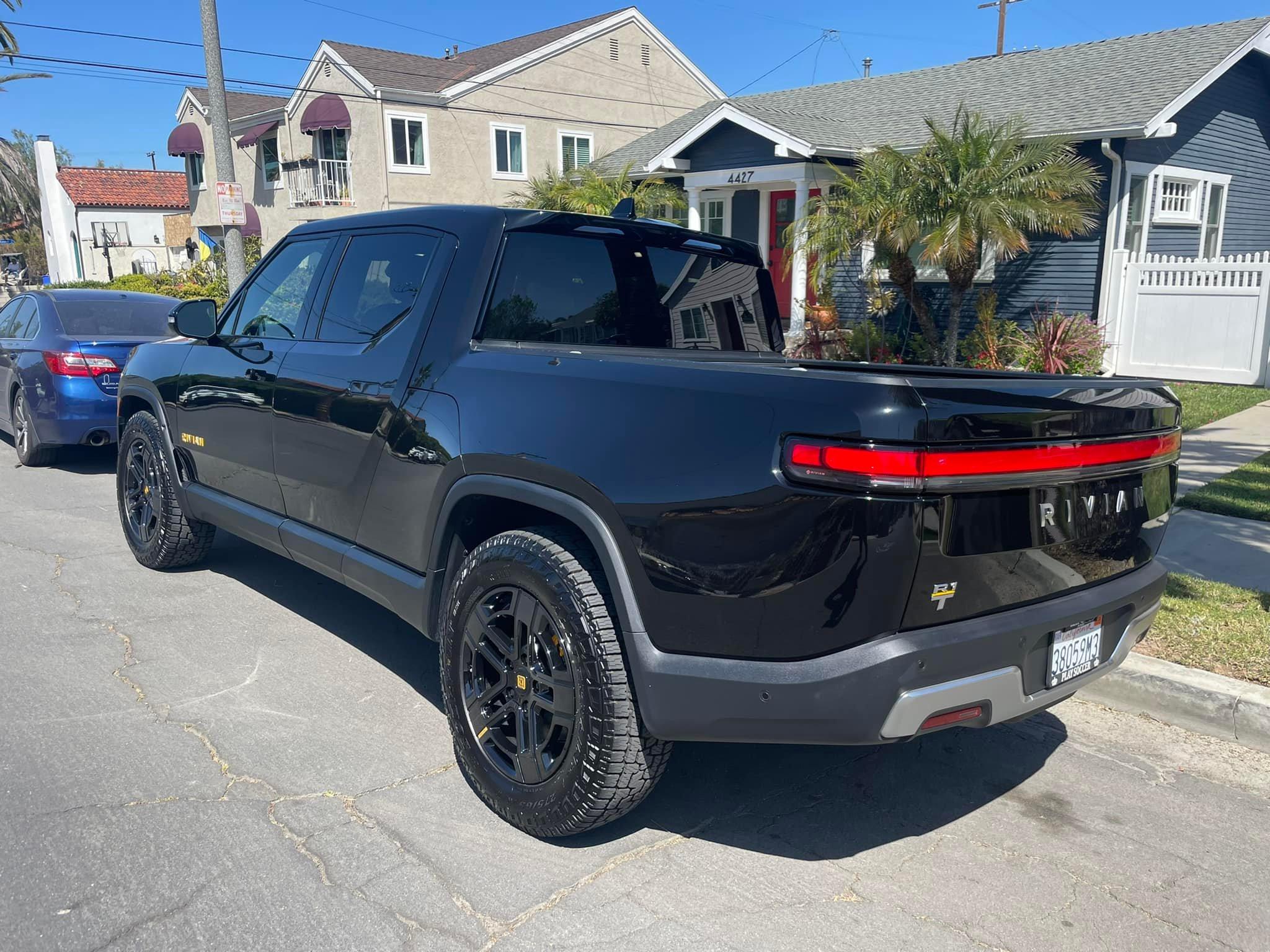 Rivian R1T R1S MIDNIGHT (Black) Rivian Photos 279970166_10227549821801133_318155404875593926_n