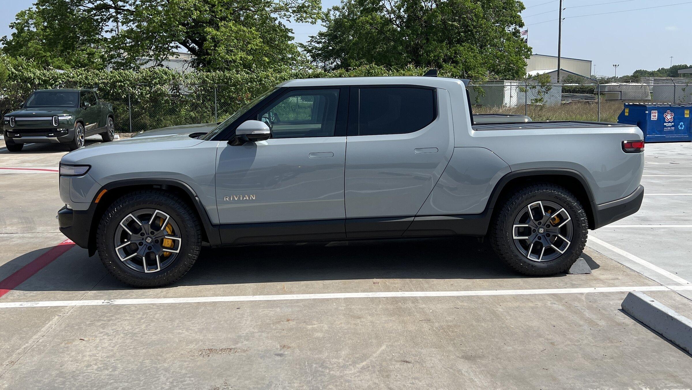 Rivian R1T R1S LIMESTONE R1T Photos 4929BBC1-8688-42CB-9D4D-BD8DA9713EC6