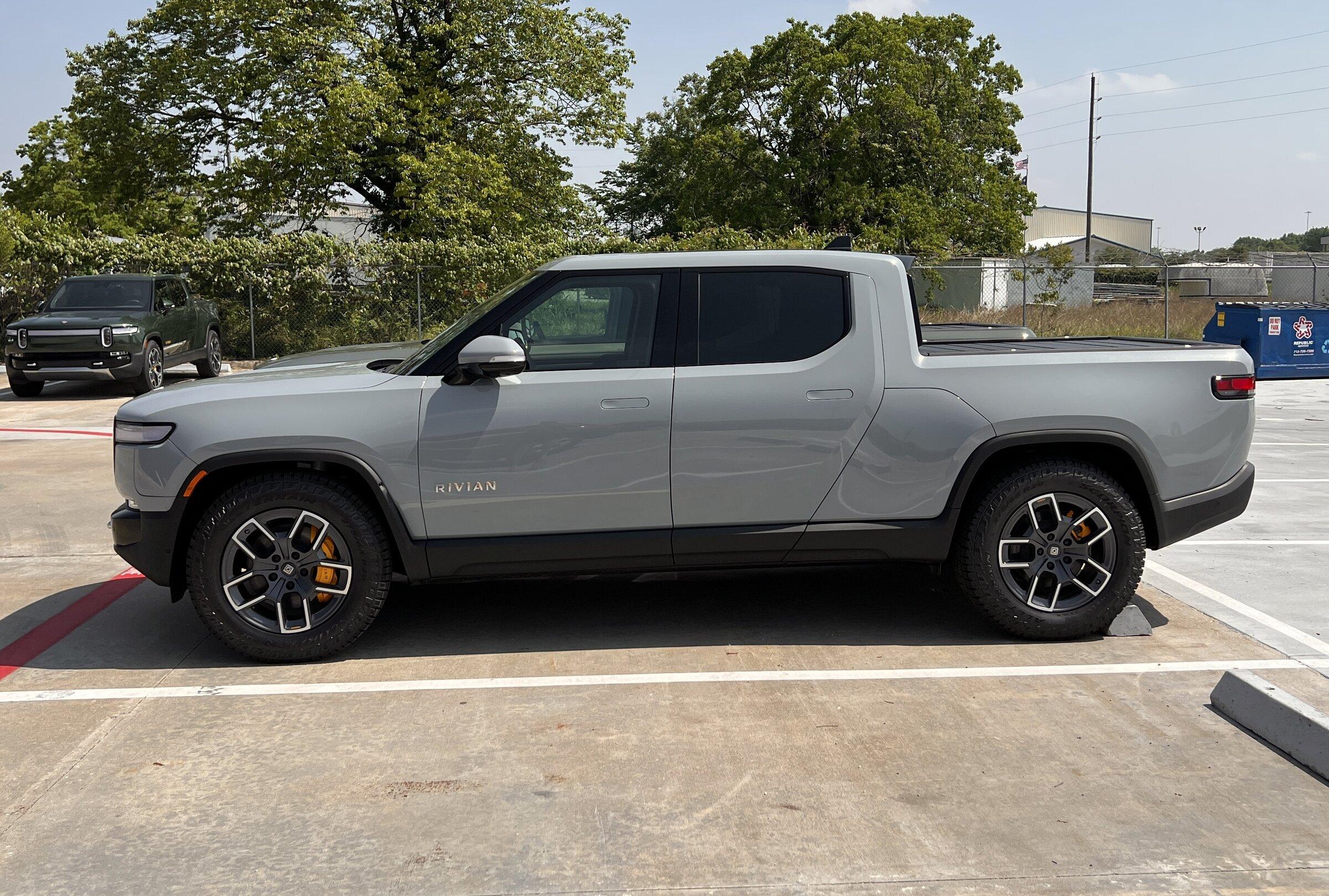 Rivian R1T R1S LIMESTONE R1T Photos FF44B41D-64B3-41F4-A7A6-5C6FF9F96AE8