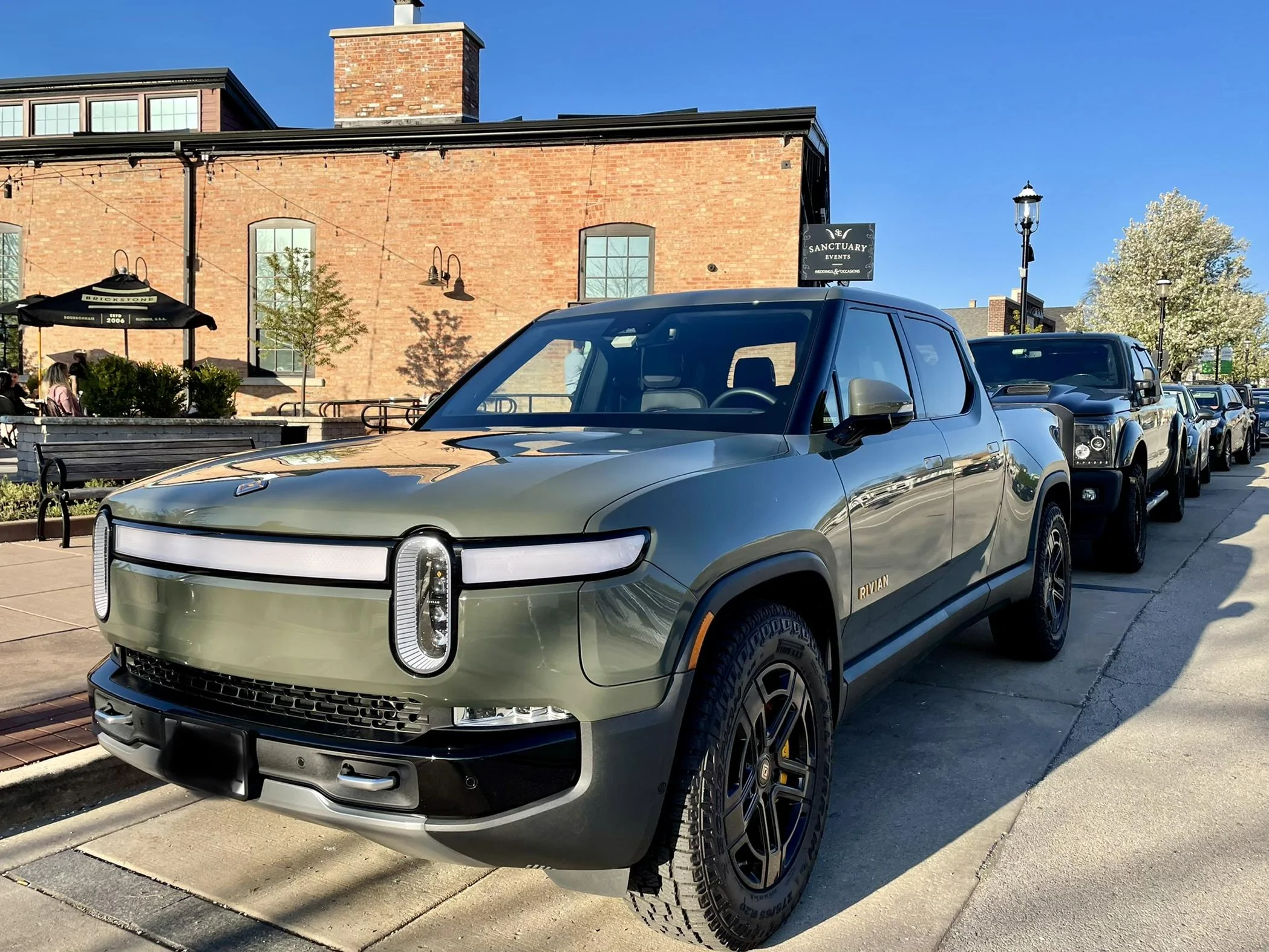 Rivian R1T R1S Chicago Rivian Sales Location Under Construction B0E961A9-458C-4E1C-8891-1F964DAA3FE5