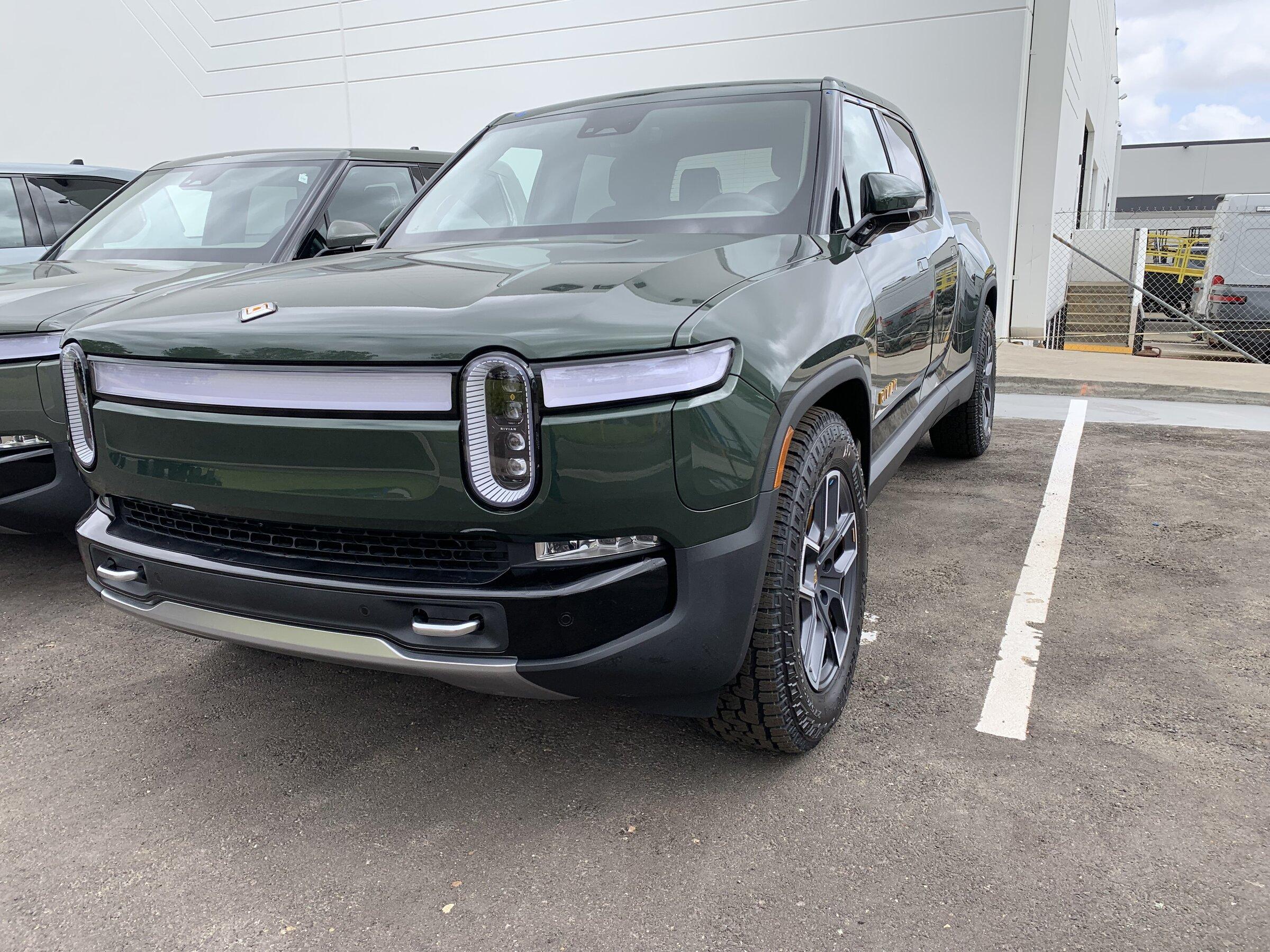 Rivian R1T R1S FOREST GREEN R1T Photos 17903BC8-2F87-424C-B78E-7DCAE37550E7