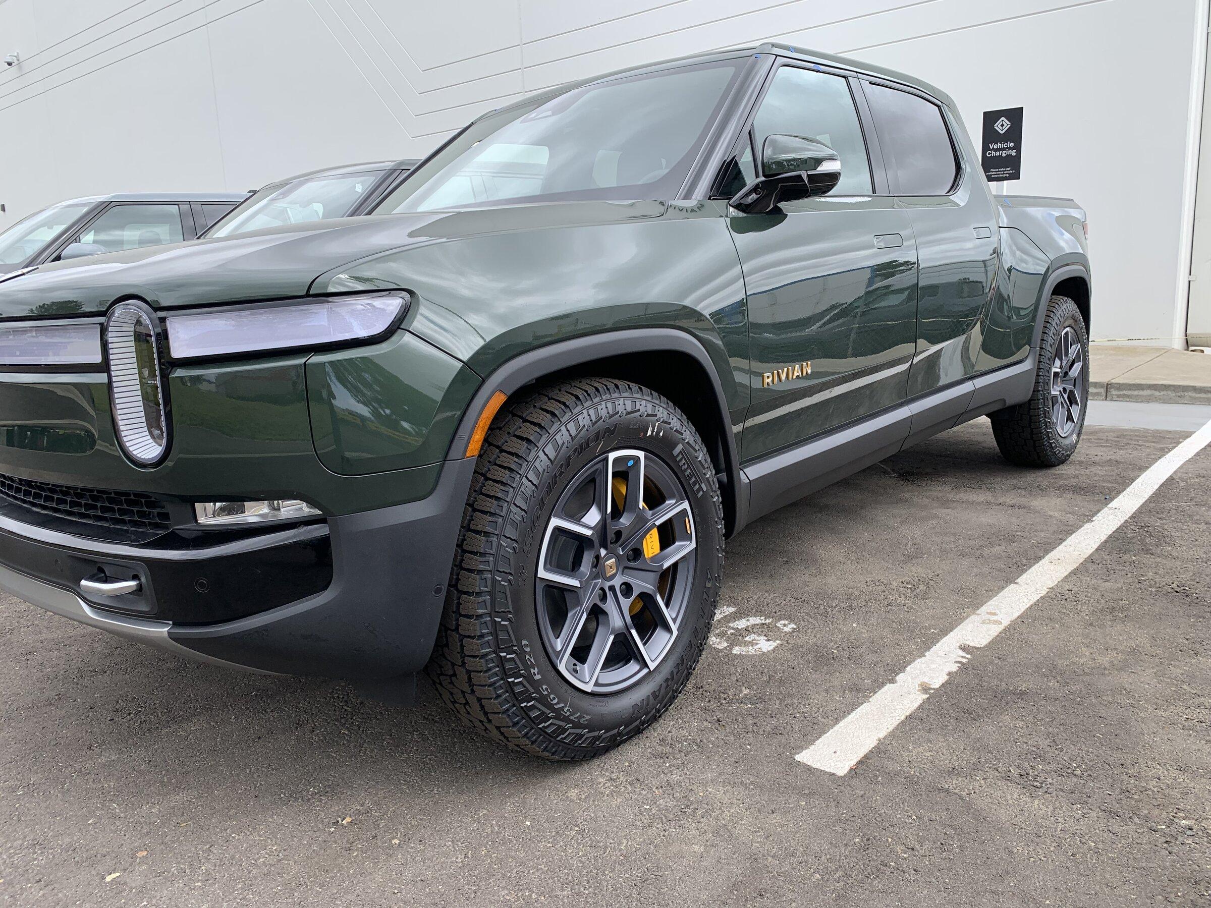 Rivian R1T R1S FOREST GREEN R1T Photos 8AAC7837-EB6D-432B-81EC-AFA38FBBDD3A