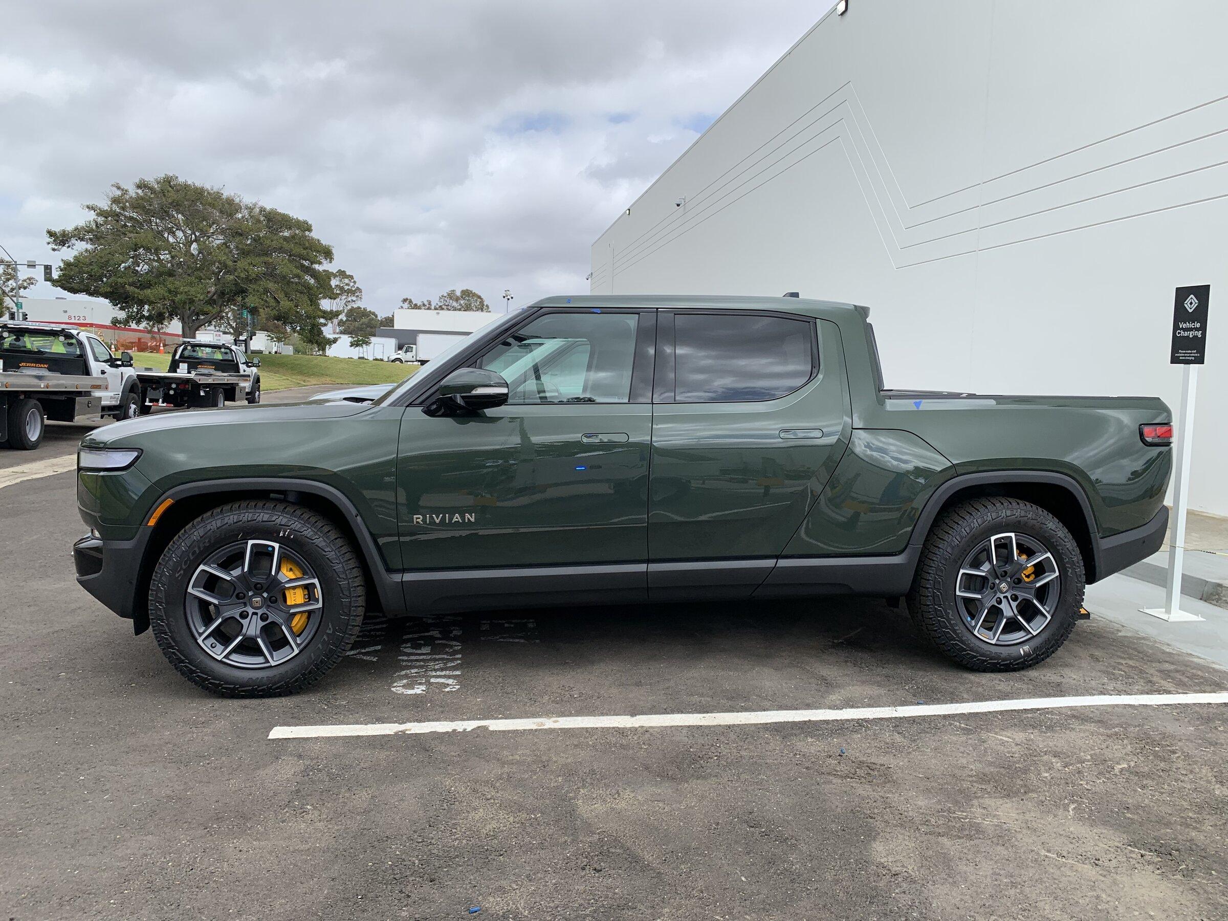 Rivian R1T R1S FOREST GREEN R1T Photos 8707DFFA-B627-43DF-8A34-ED6A0B7888E2
