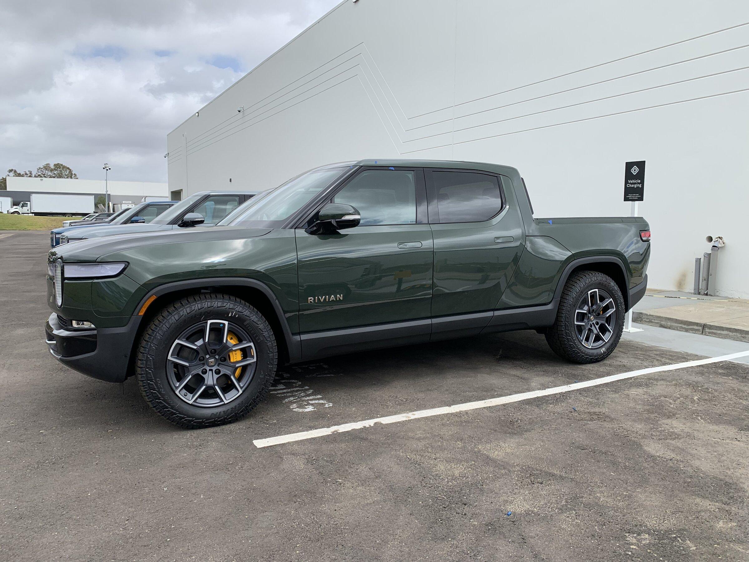 Rivian R1T R1S FOREST GREEN R1T Photos 1370E0AF-EC90-4827-BF4E-FB3440BE0115