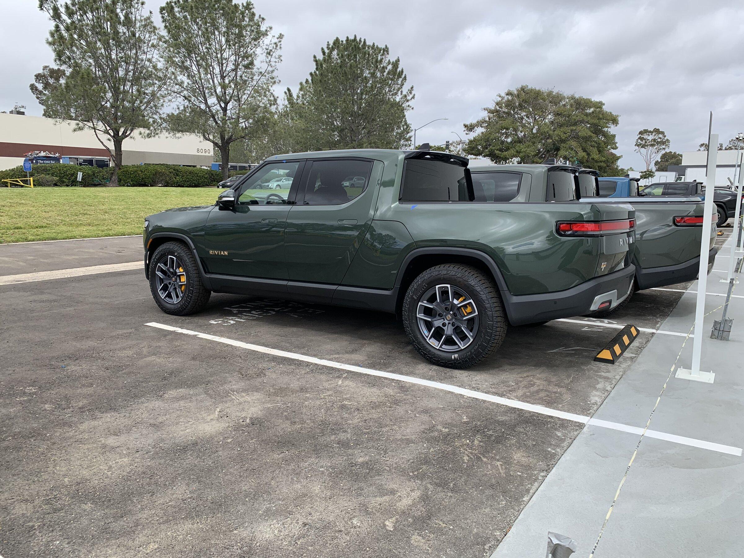 Rivian R1T R1S FOREST GREEN R1T Photos 0C5ED920-8C35-4016-B0E2-981E73AD97E0