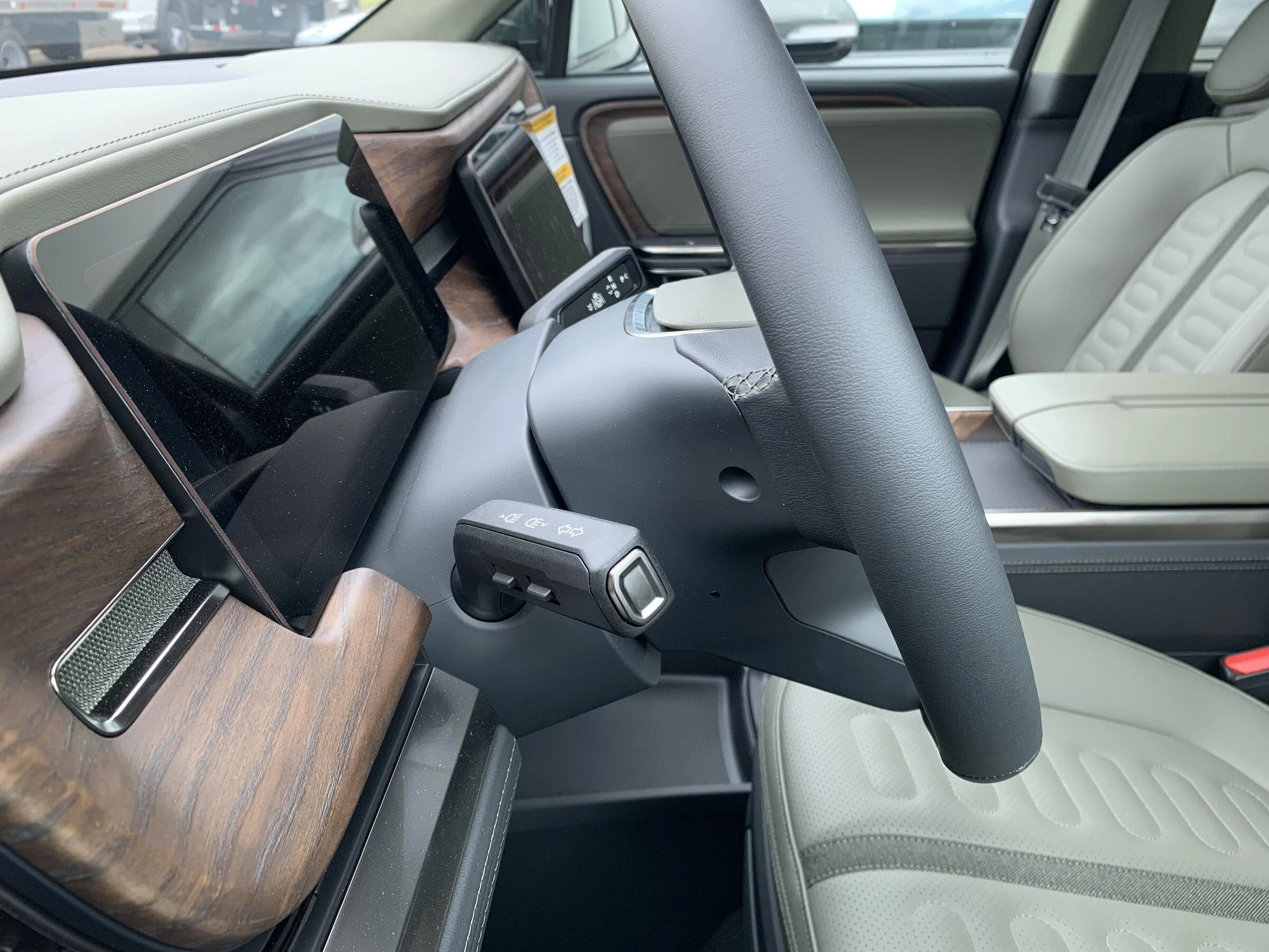 Rivian R1T R1S FOREST GREEN R1T Photos 7398E055-3CB2-431C-99E0-00FD1142BE52