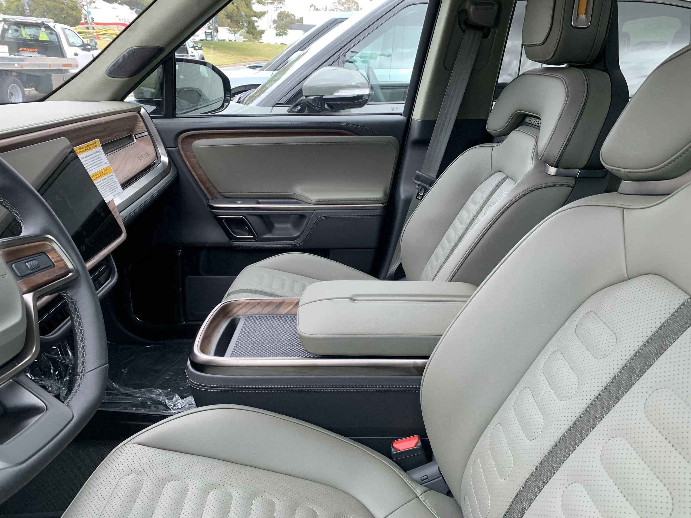 Rivian R1T R1S FOREST GREEN R1T Photos 7A5D165A-9C23-4471-8431-108772C3B96C