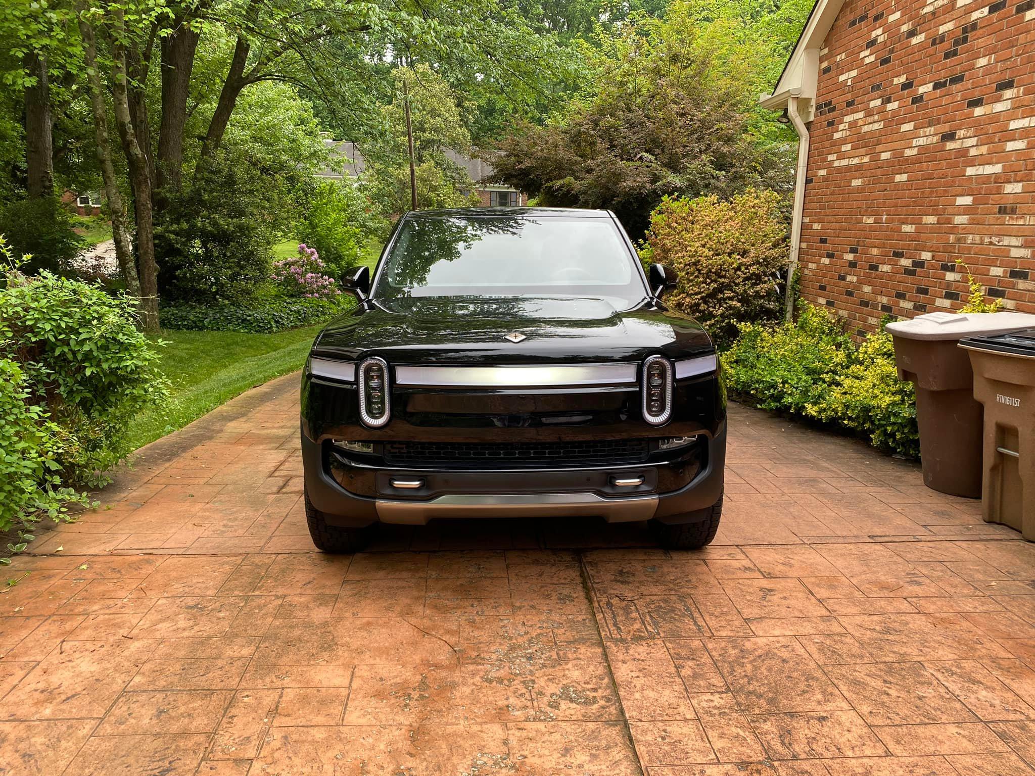 Rivian R1T R1S MIDNIGHT (Black) Rivian Photos Rivian R1T Midnight Black 1