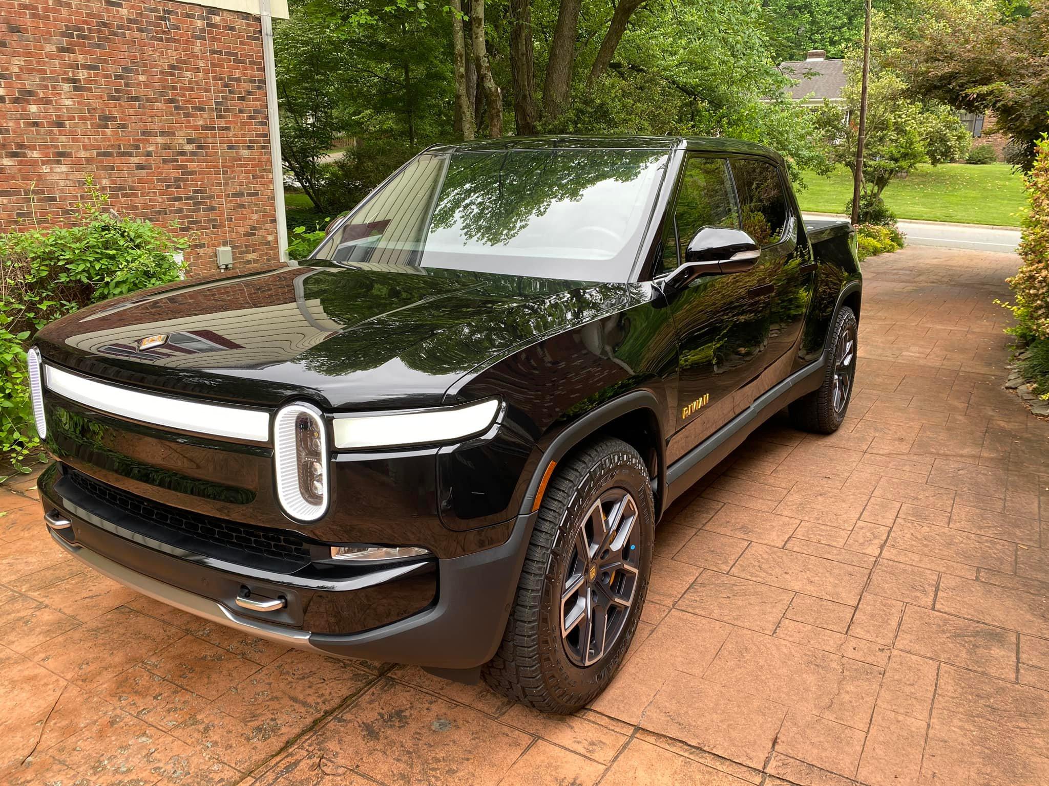 Rivian R1T R1S MIDNIGHT (Black) Rivian Photos Rivian R1T Midnight Black 2
