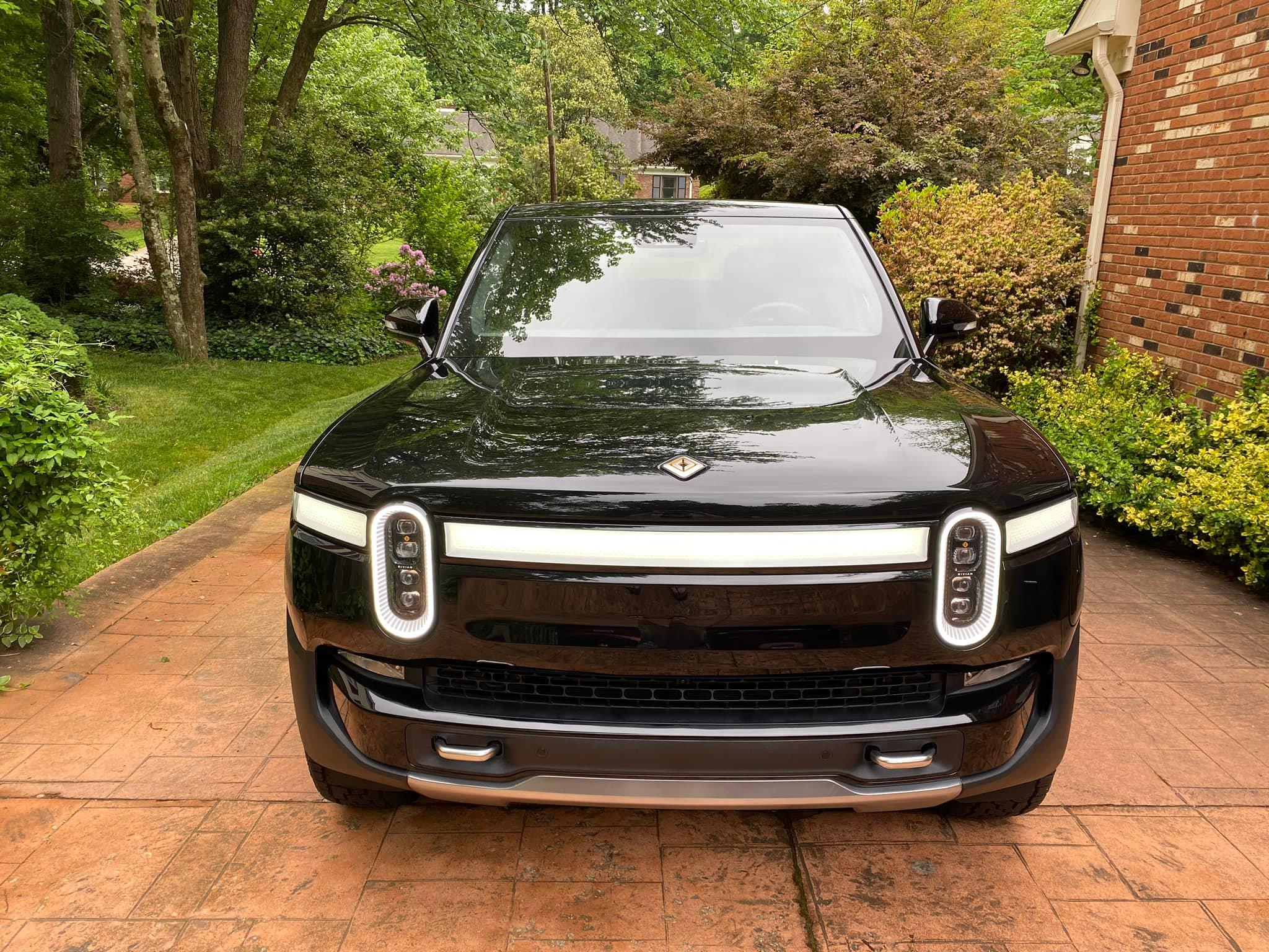 Rivian R1T R1S MIDNIGHT (Black) Rivian Photos Rivian R1T Midnight Black 3